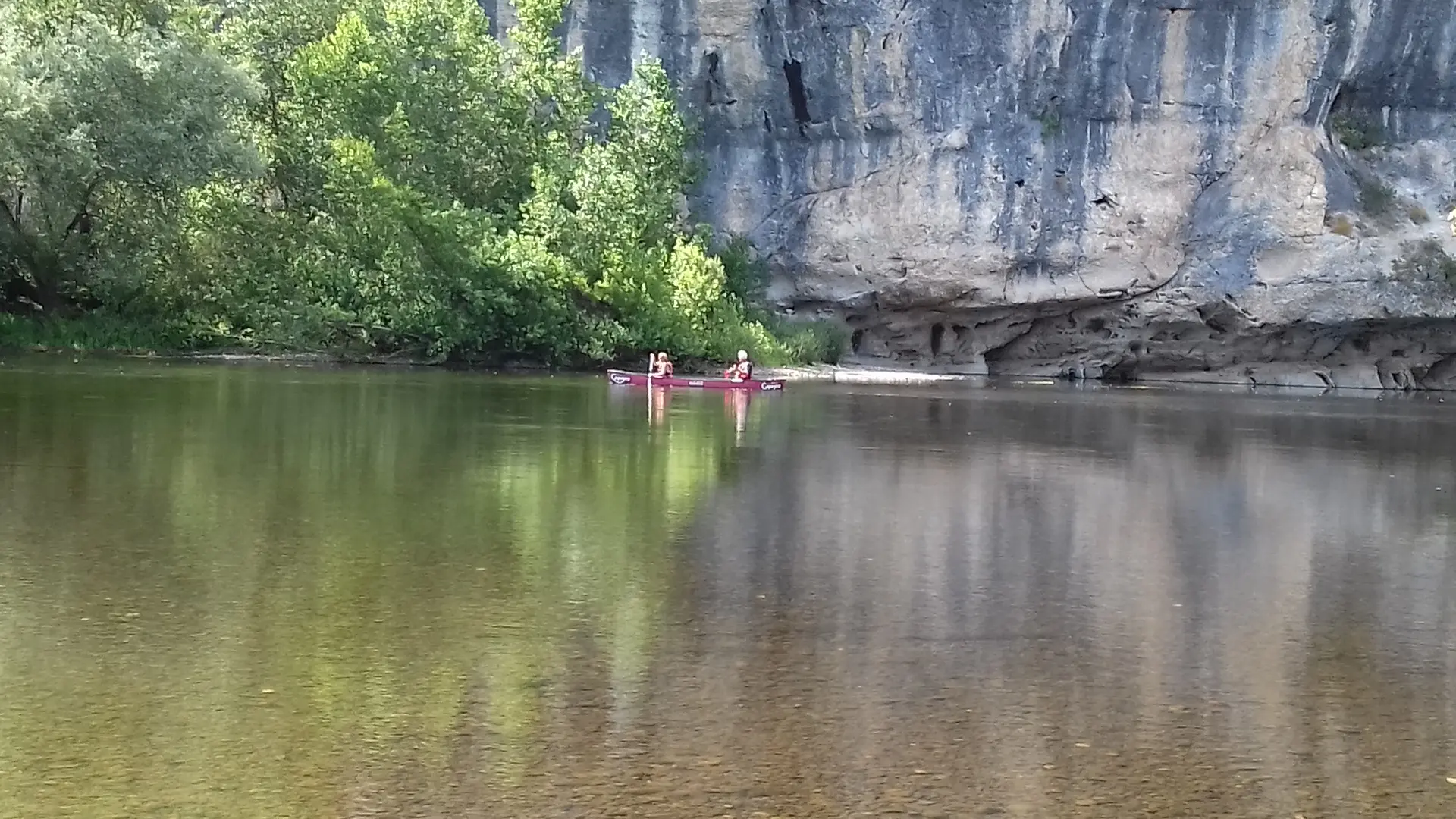 Canoë sous les falaises