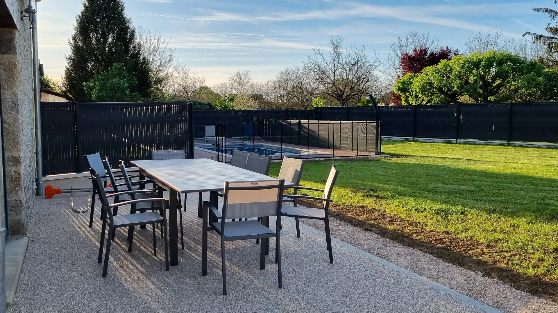 Terrasse avec table et store pour repas à l'extérieur