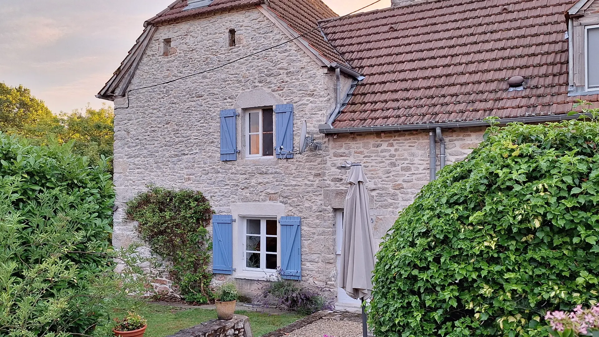 Maison coté terrasse petit déjeuner