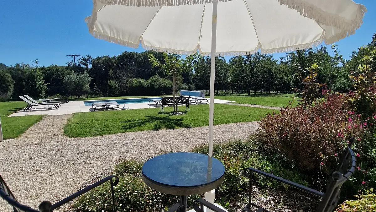 Chambre Baptiste avec terrasse privative sur le bord de la piscine