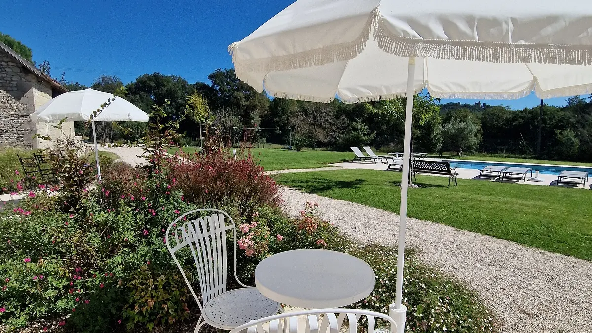 Chambre Rinah avec terrasse privative sur le bord de la piscine