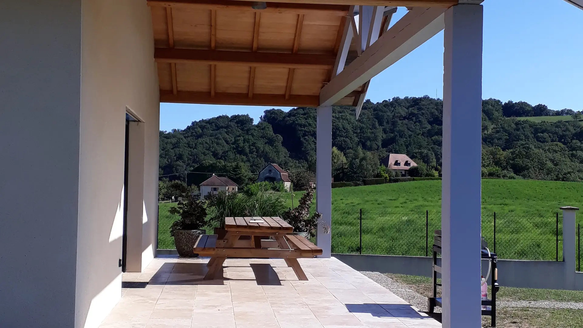 terrasse couverte avec vue sur la piscine