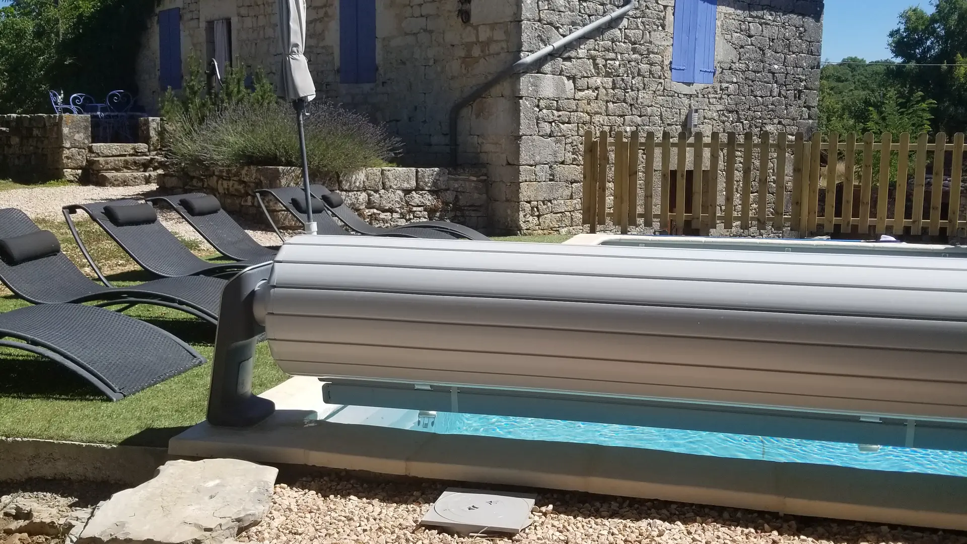 Piscine privée avec volet thermique de sécurité