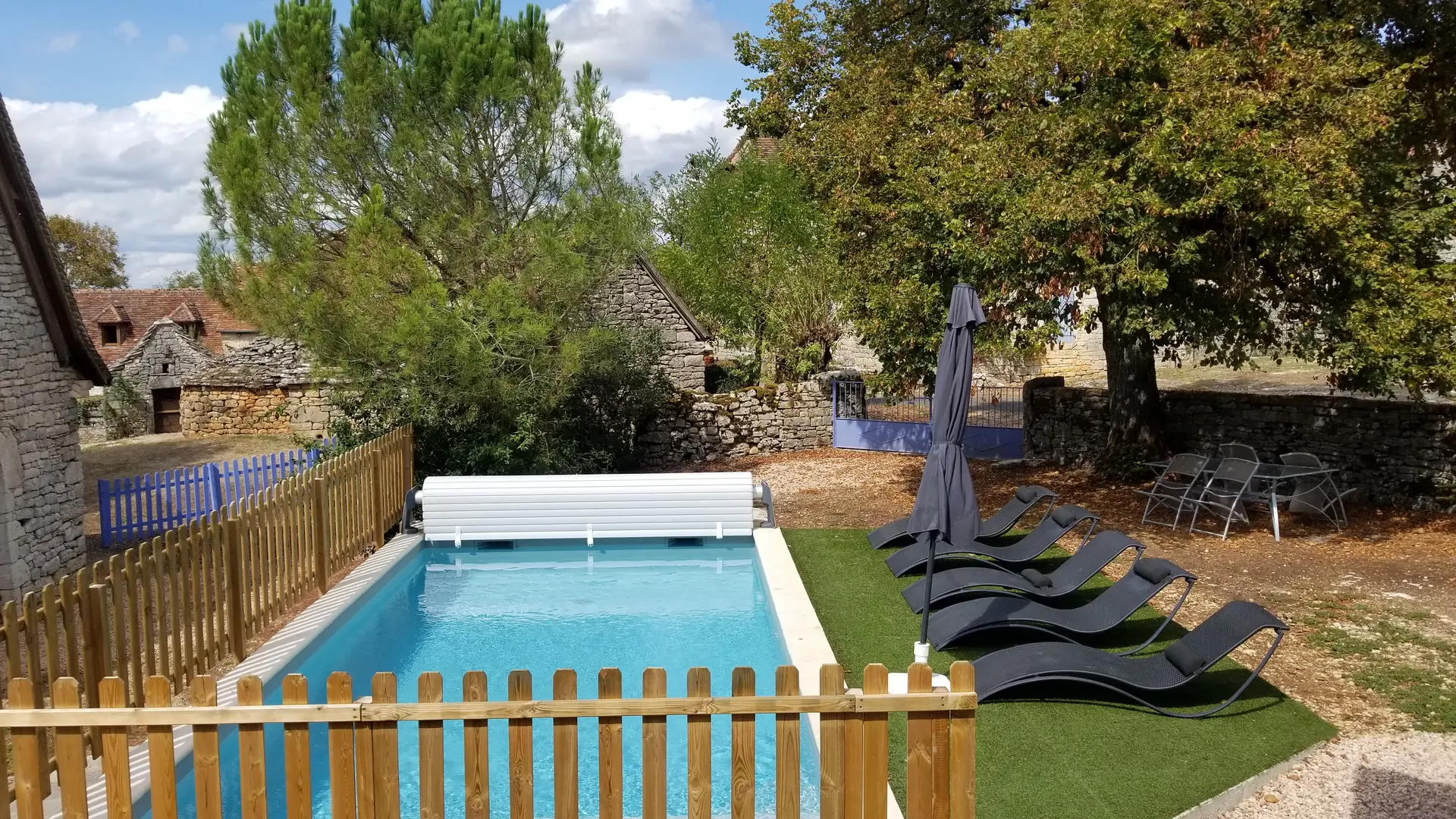 Piscine privée sécurisée par volet électrique et bains de soleil