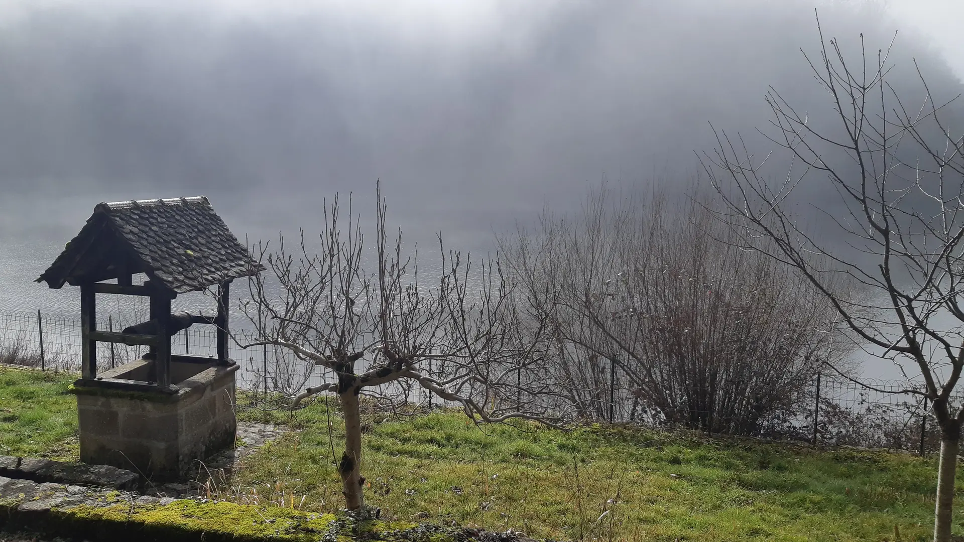 Le puit dans la brume matinale