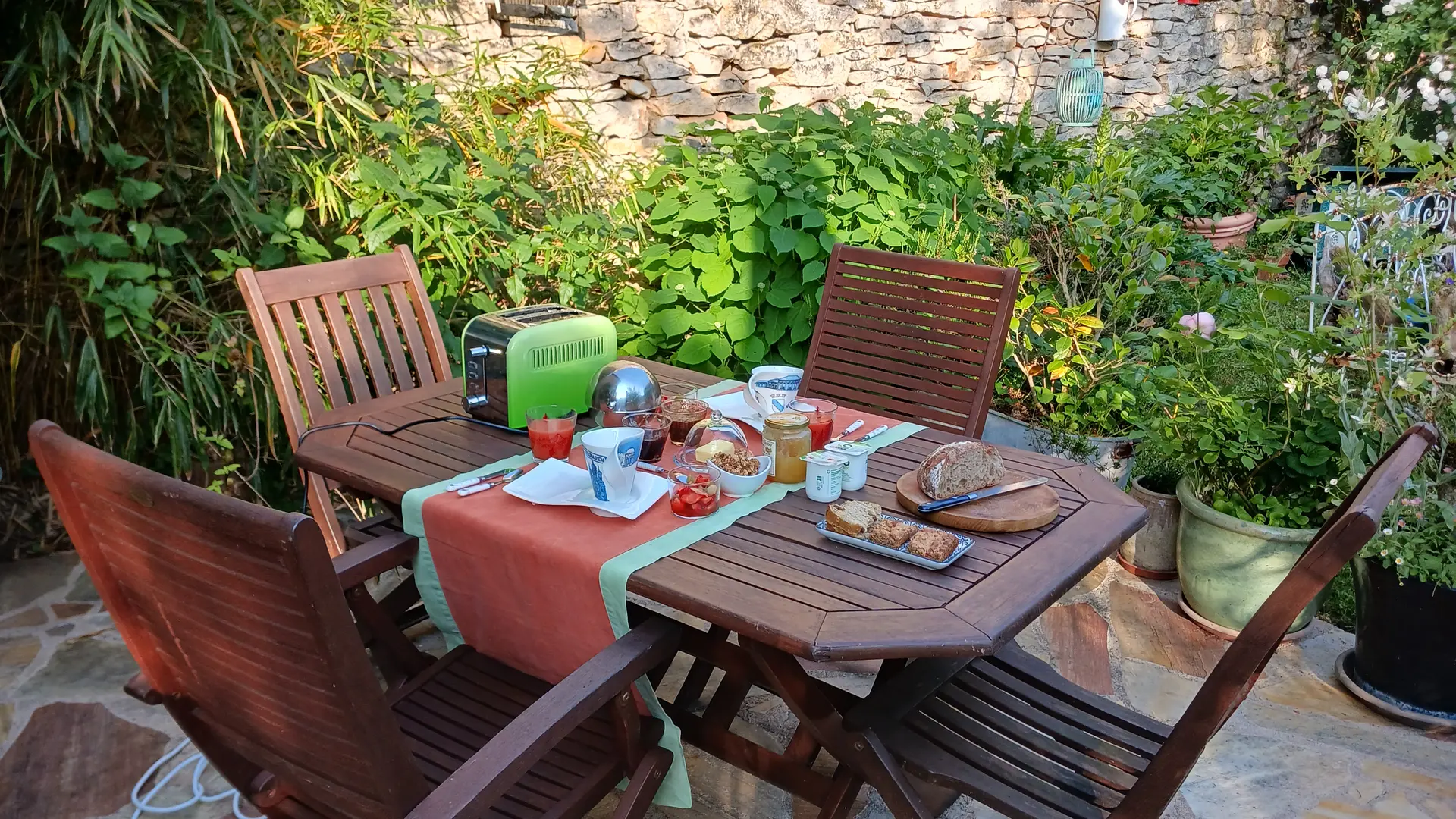 Le petit-déjeuner sur la terrasse