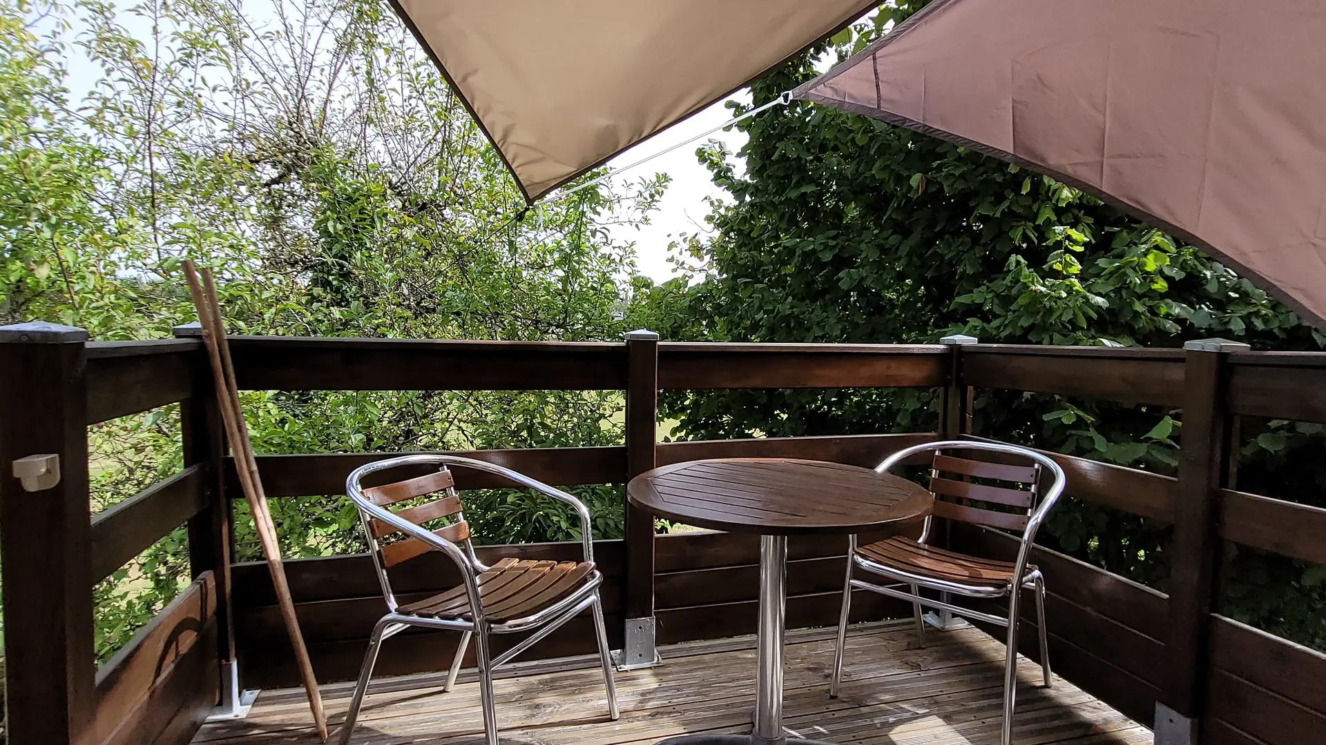 Petite terrasse , en haut de l'escalier .