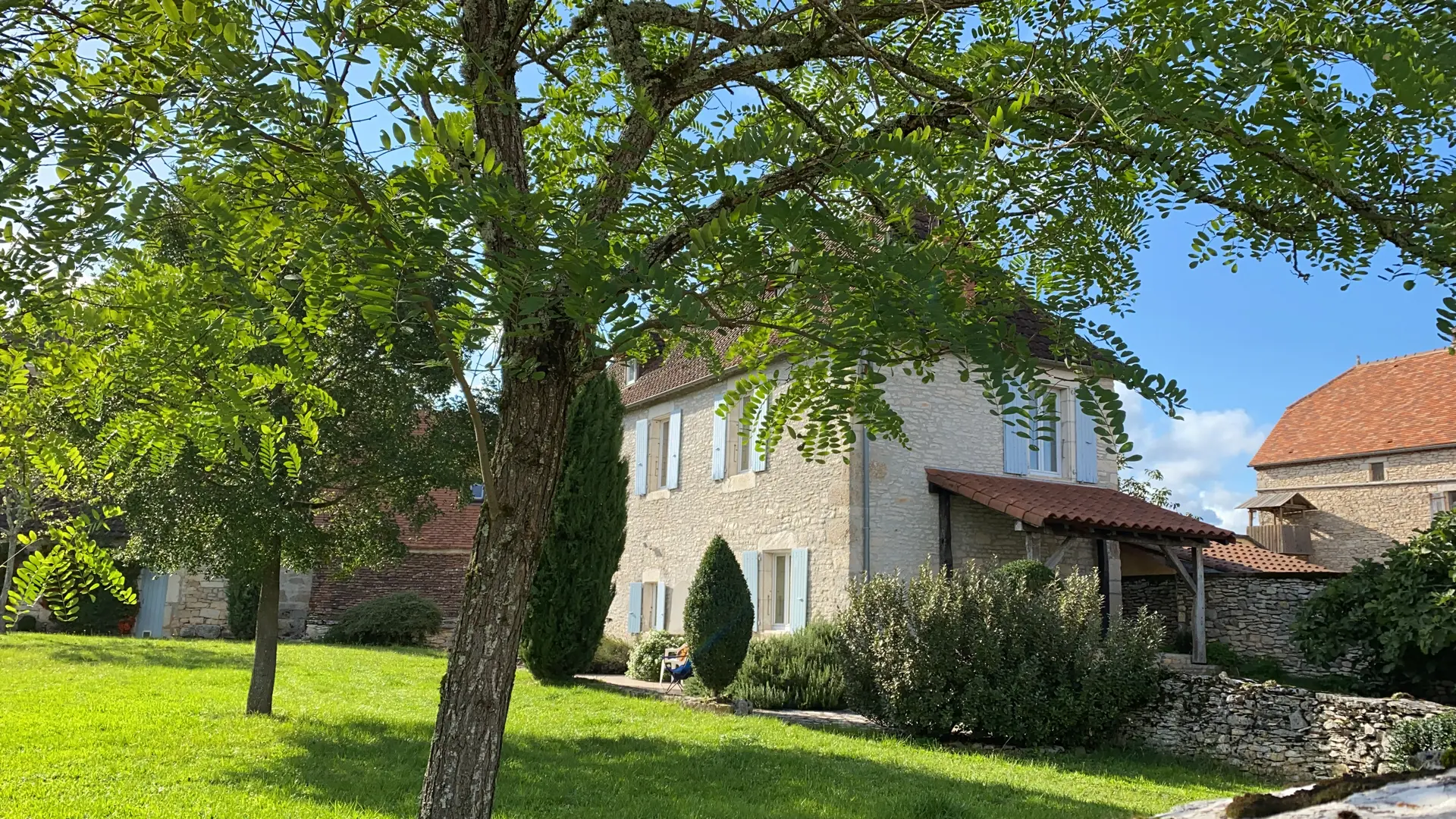 Gîte d'étape les 7 Pèlerins vu du jardin