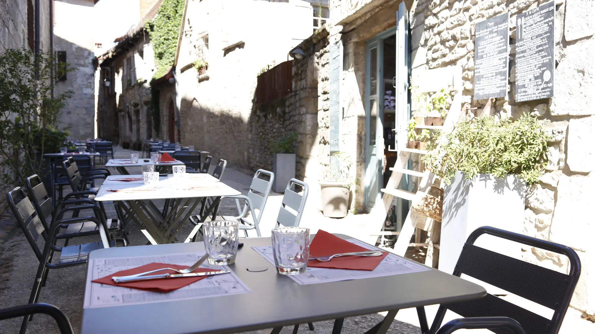 Au Hasard Balthazar la terrasse dans la rue piétonne