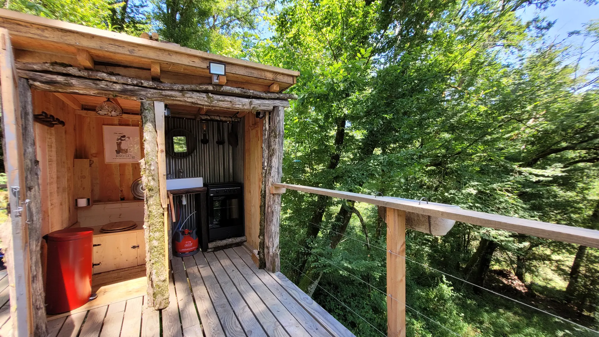 Yourte cuisine et toilettes sèches