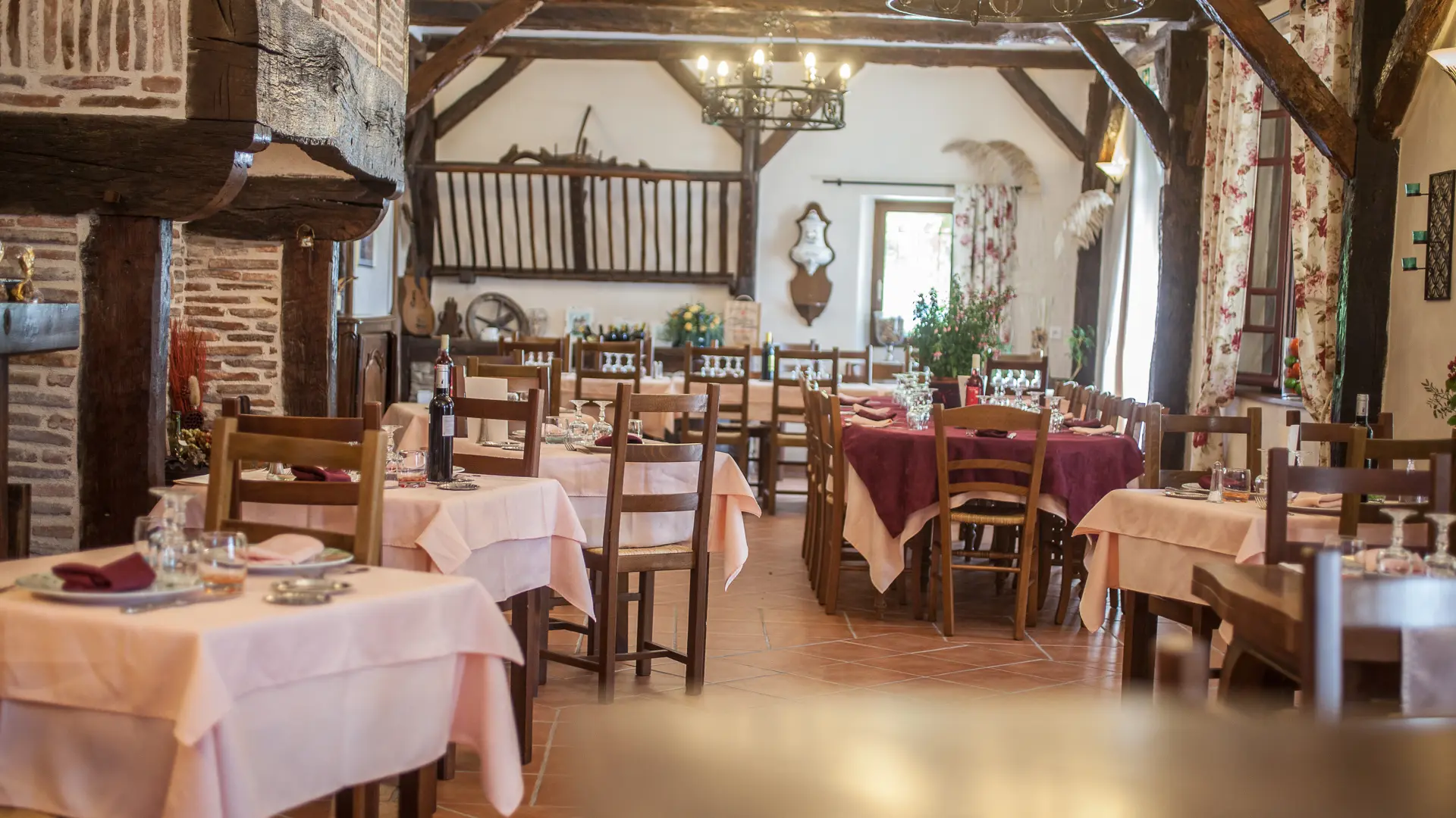 Auberge de Lile-creysse - Salle de restaurant (2)