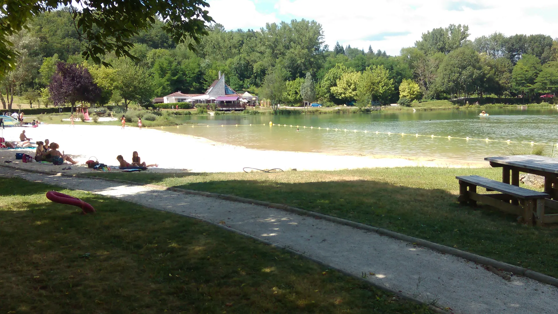 Plan d'eau Lamothe-Fénelon vue plage