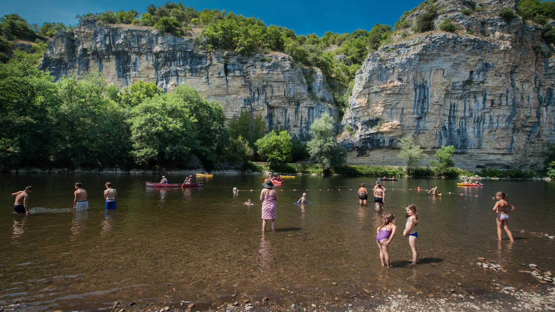 Baignade dans la Dordogne à Gluges_04 © Lot Tourisme - C. ORY