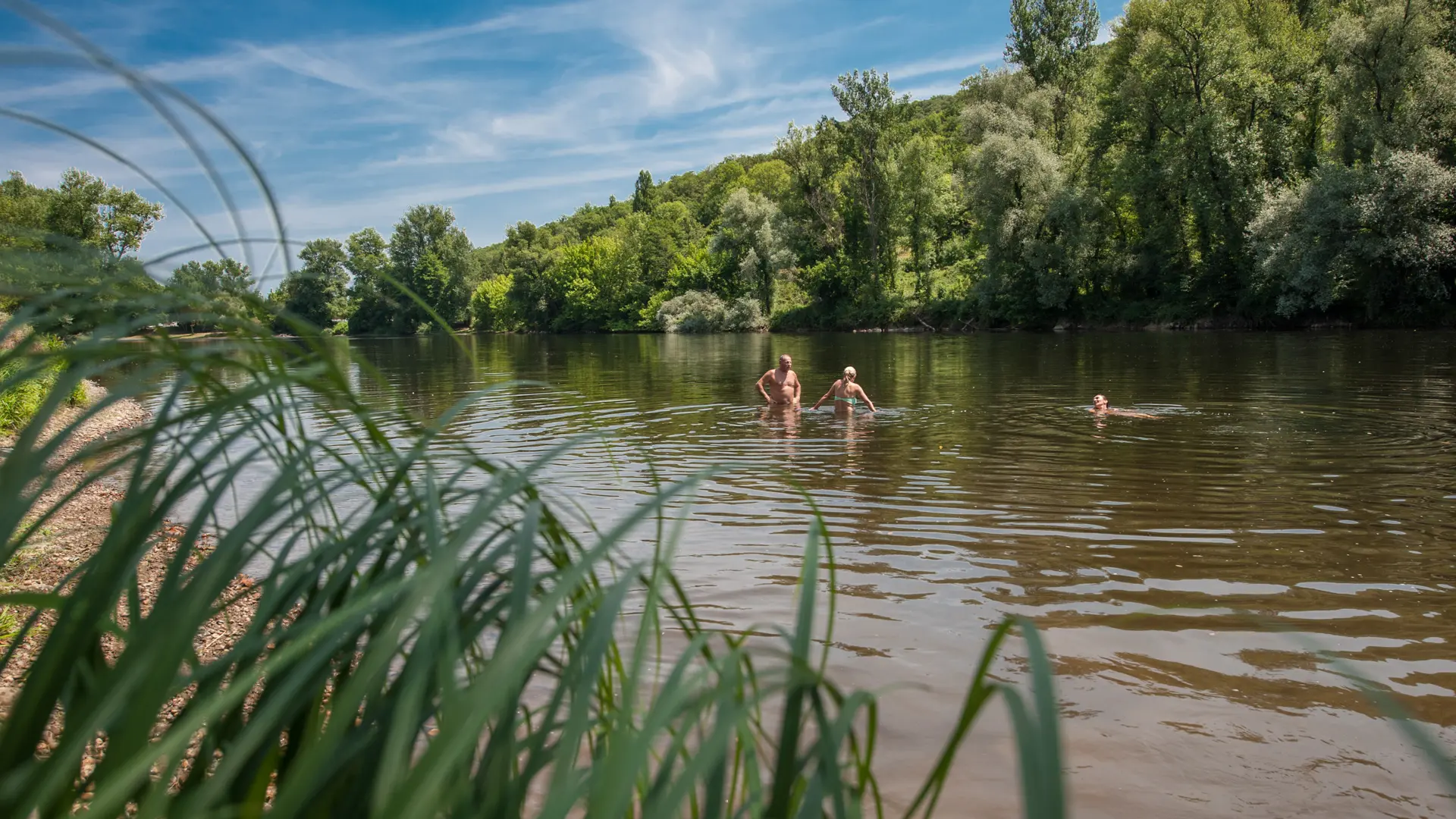 Baignade dans la Dordogne à Vayrac_03 © Lot Tourisme - C. ORY