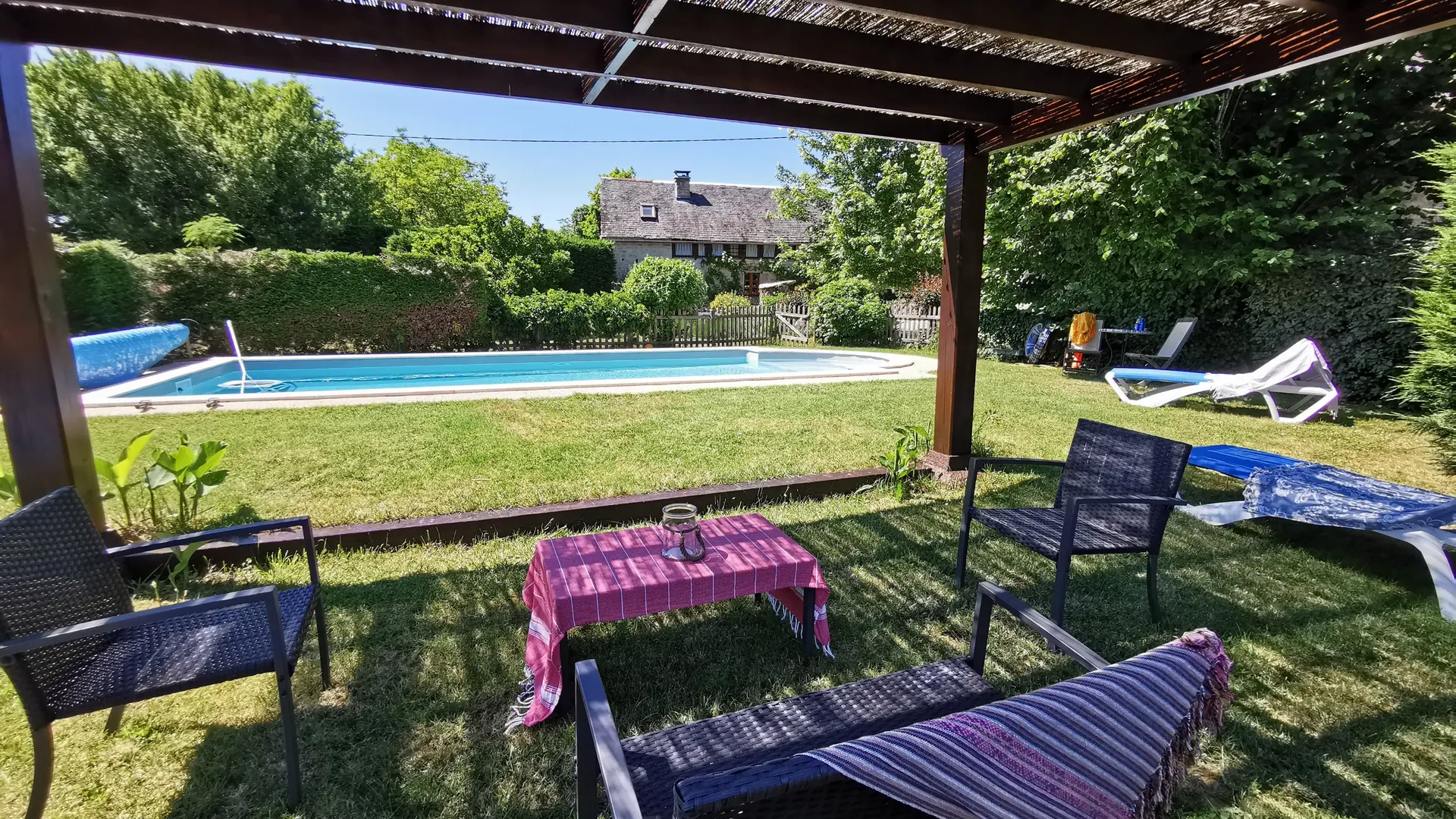 Au bord de la piscine