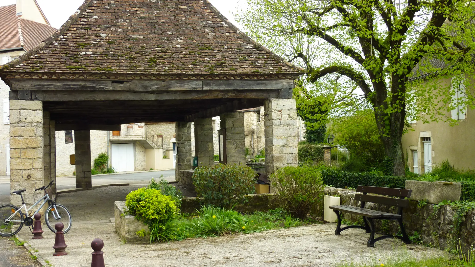 Creysse - La Halle au coeur du village © Lot Tourisme - C. Sanchez