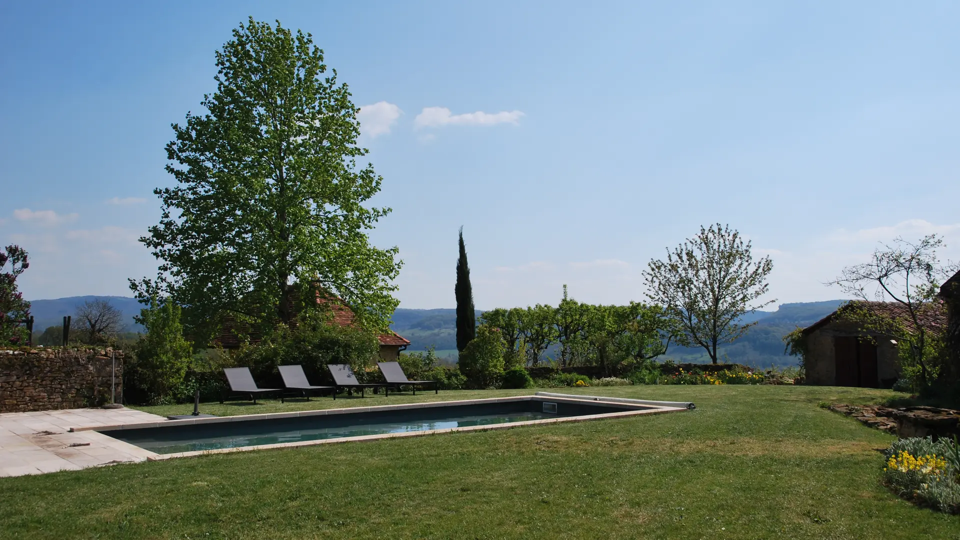 La piscine et la vue vers Loubressac