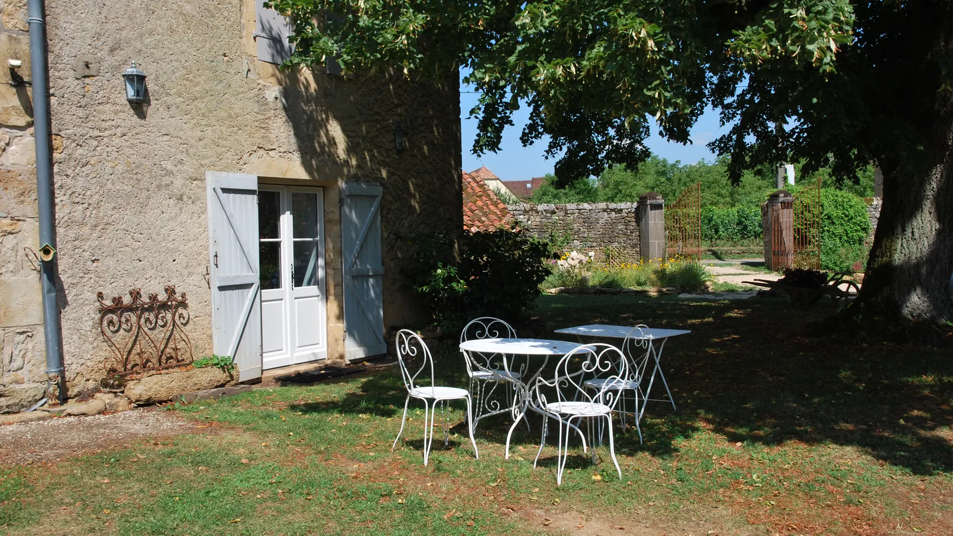 Le salon de jardin sous le tilleul