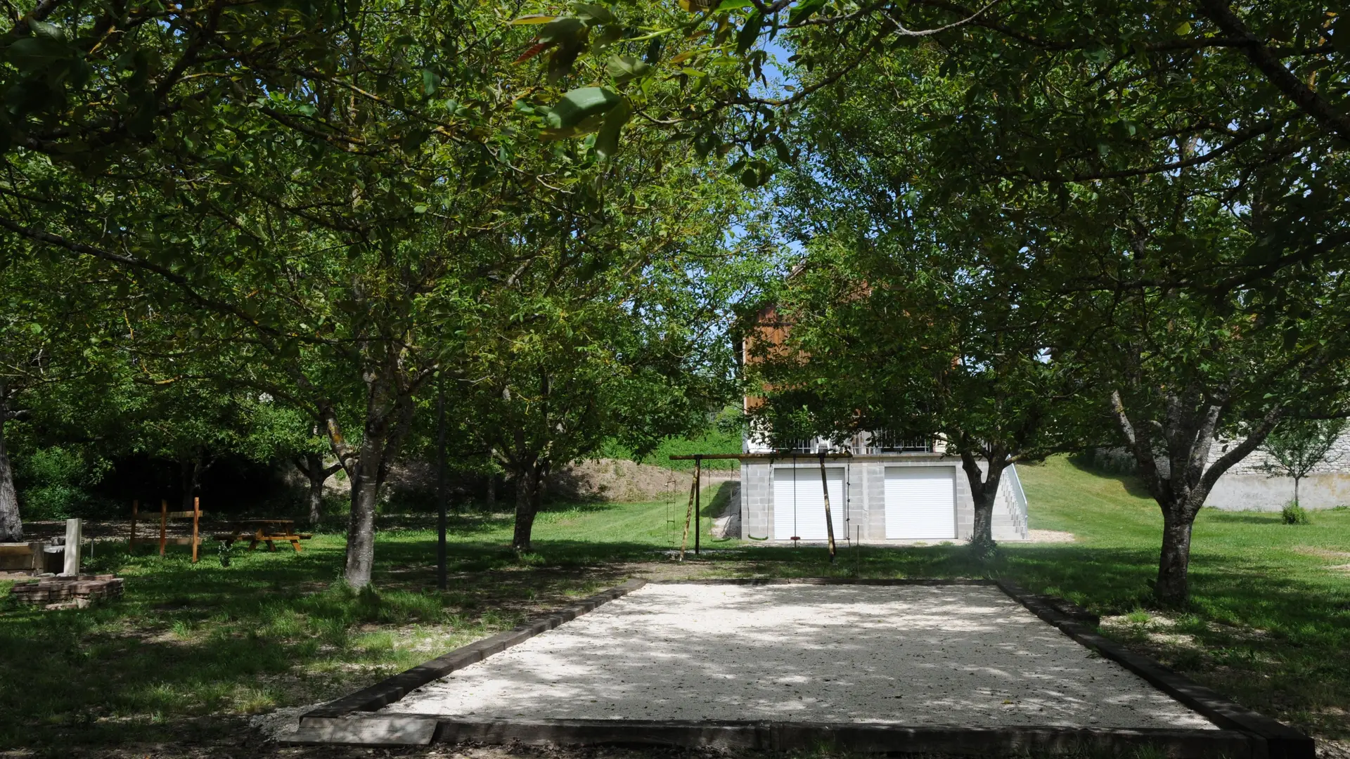 Terrain de pétanque avec éclairage