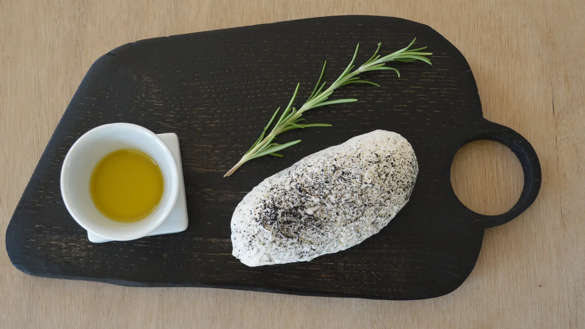 Planche en chataignier ébonisé, ramequin Virebent et et chevre Bois d'Amalthée