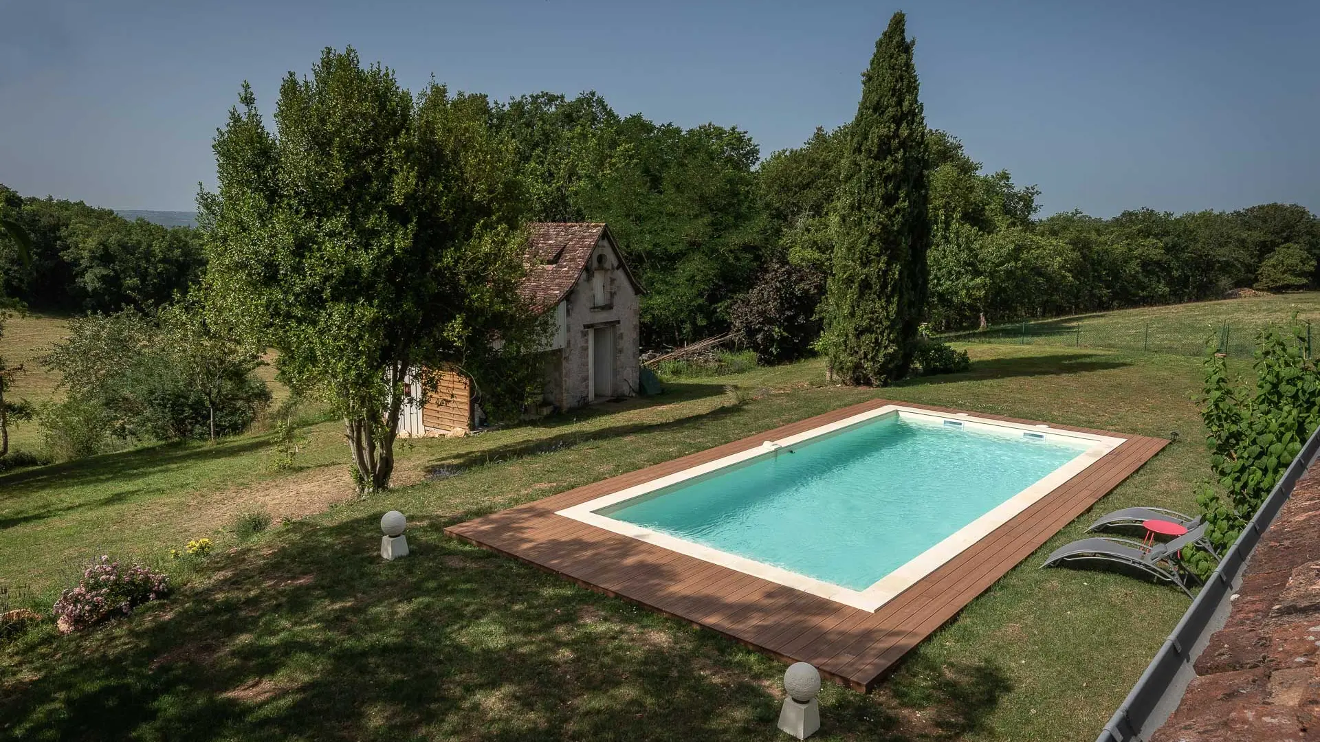 Piscine extérieure eau salée chauffée de début juin à fin septembre