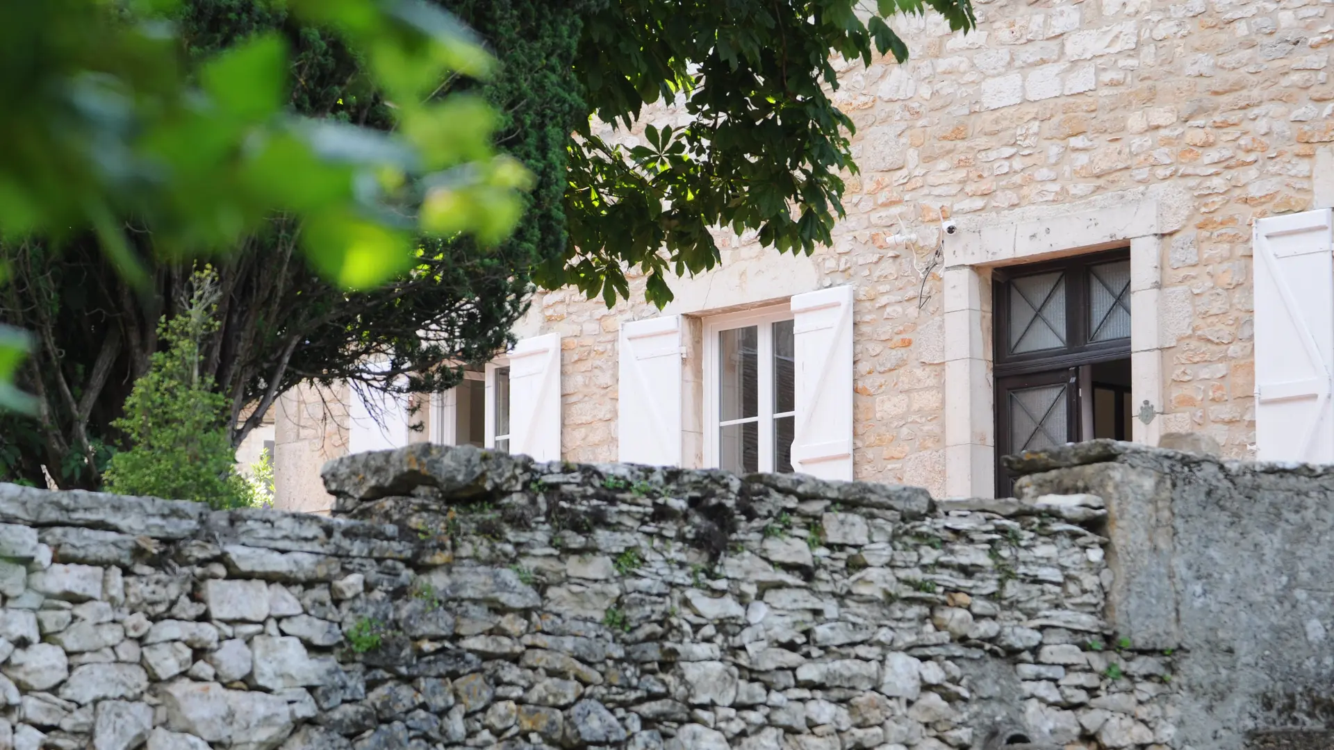 Facade en pierre de la maison avec mur en pierre