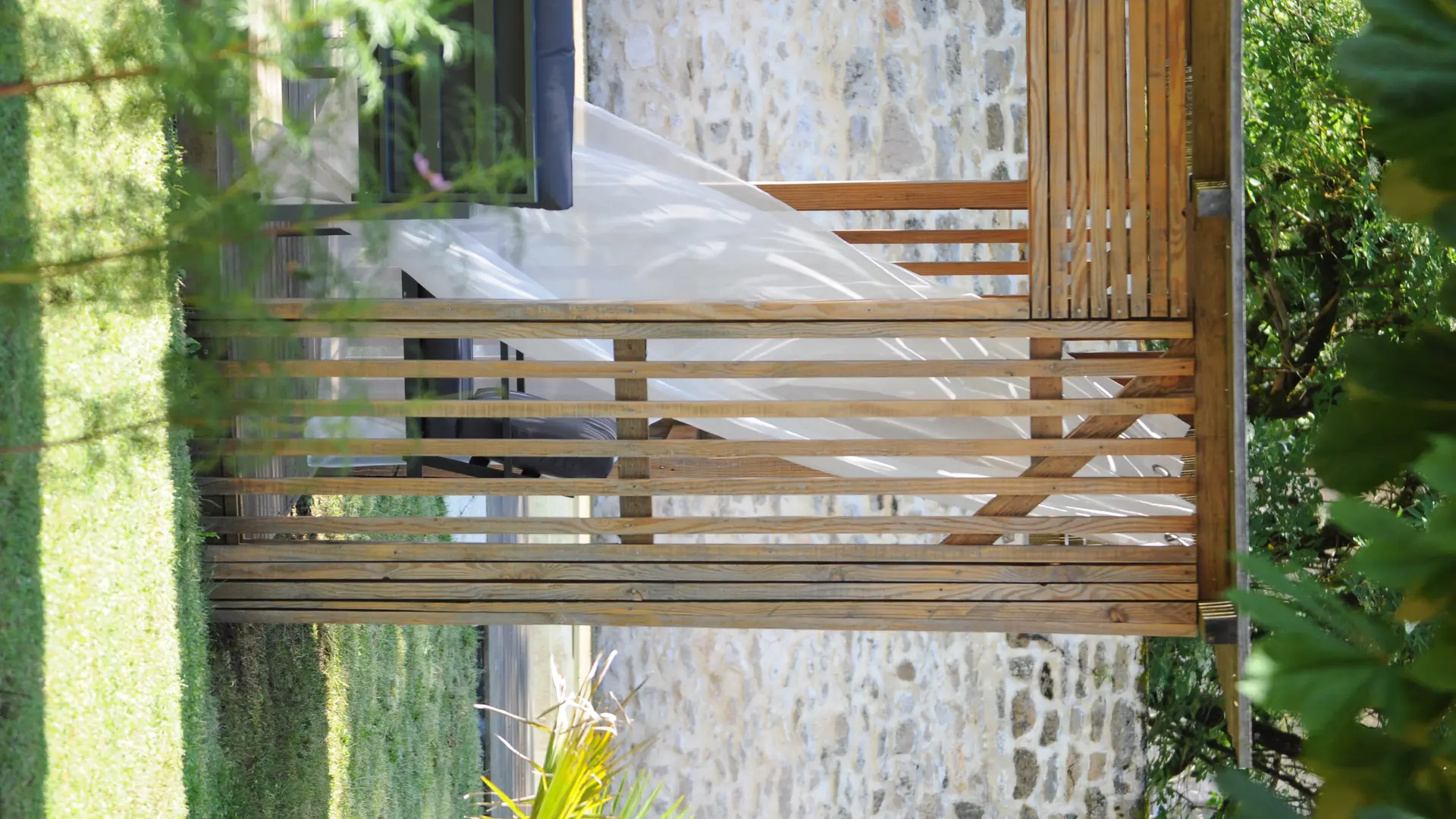 Pergola au milieu du jardin avec salon d'été