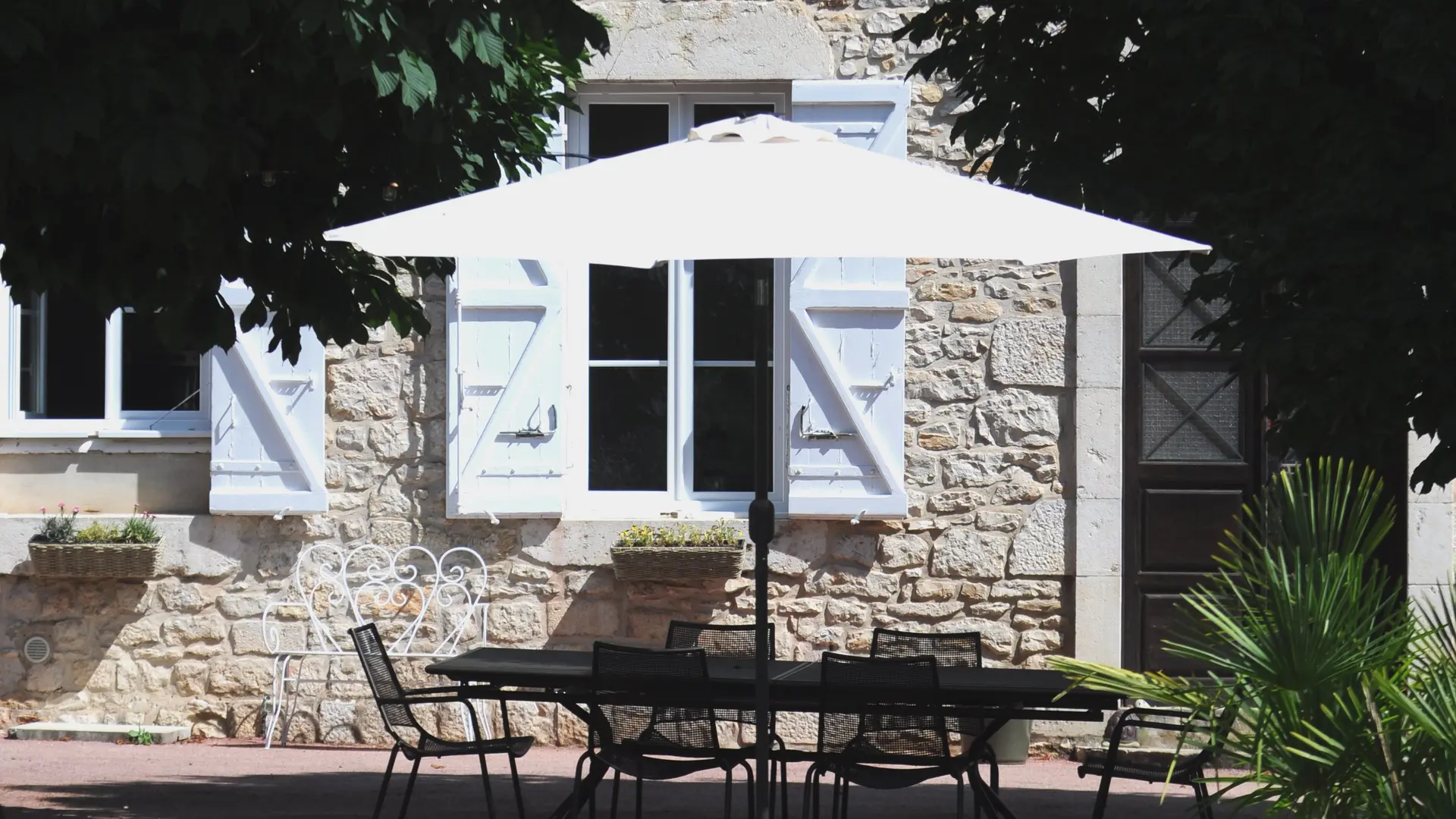 Table d'extérieur au milieu du jardin