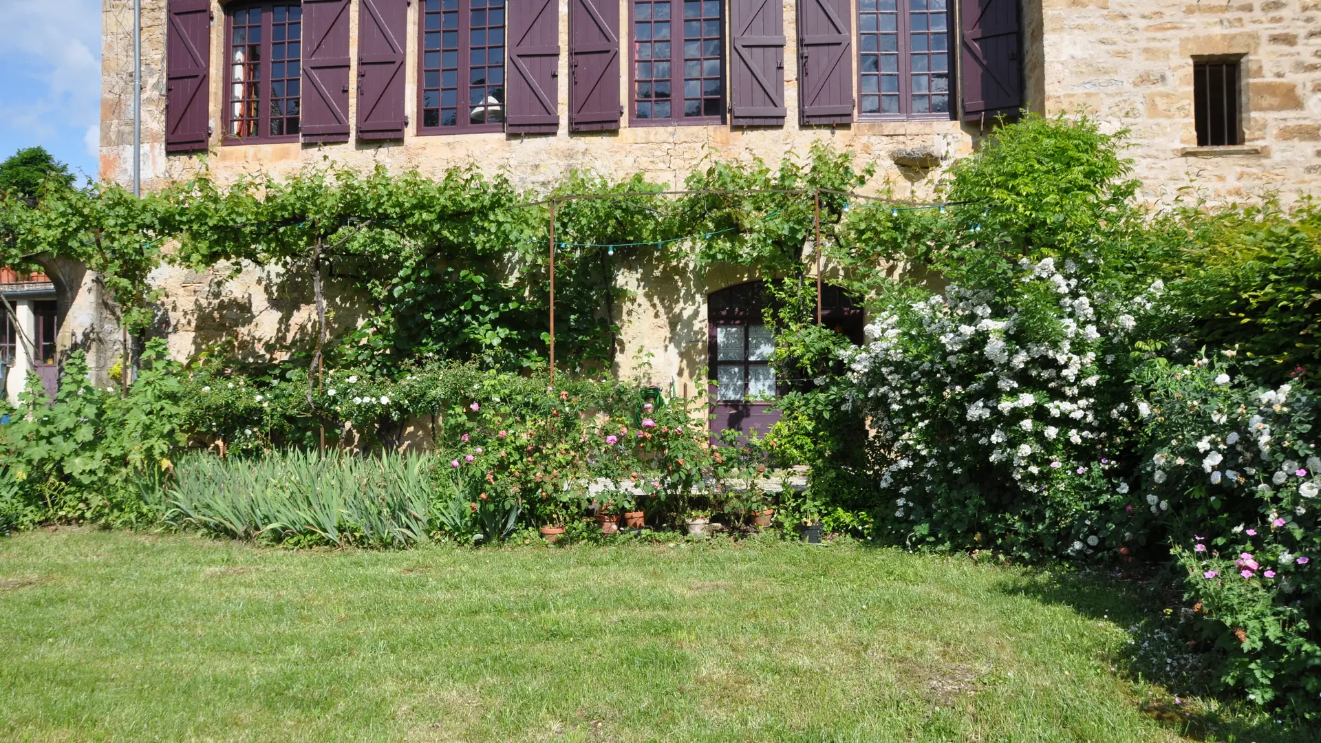 Vue sur le gîte en RDC depuis le jardin