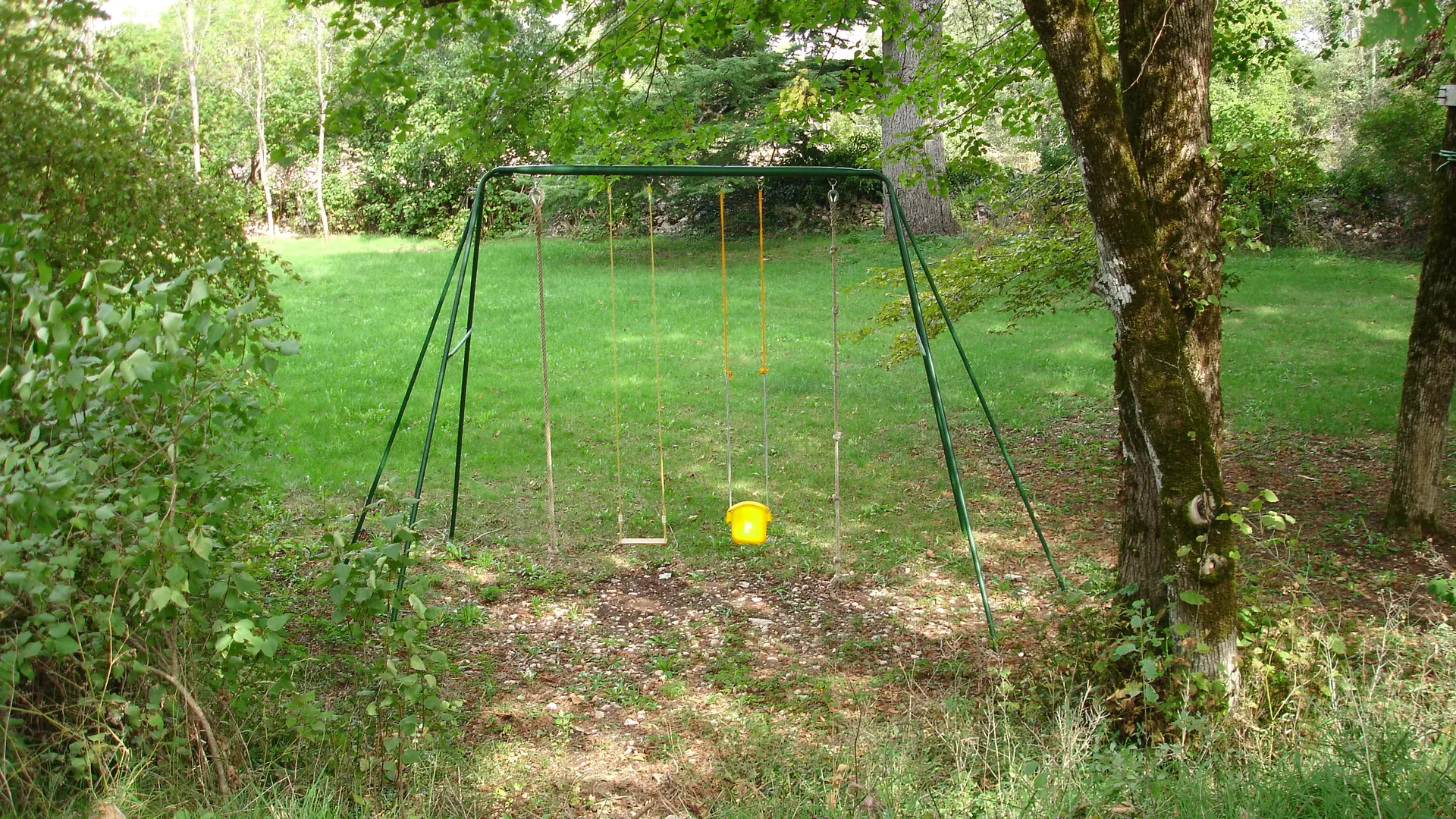 Coin balançoire dans le parc