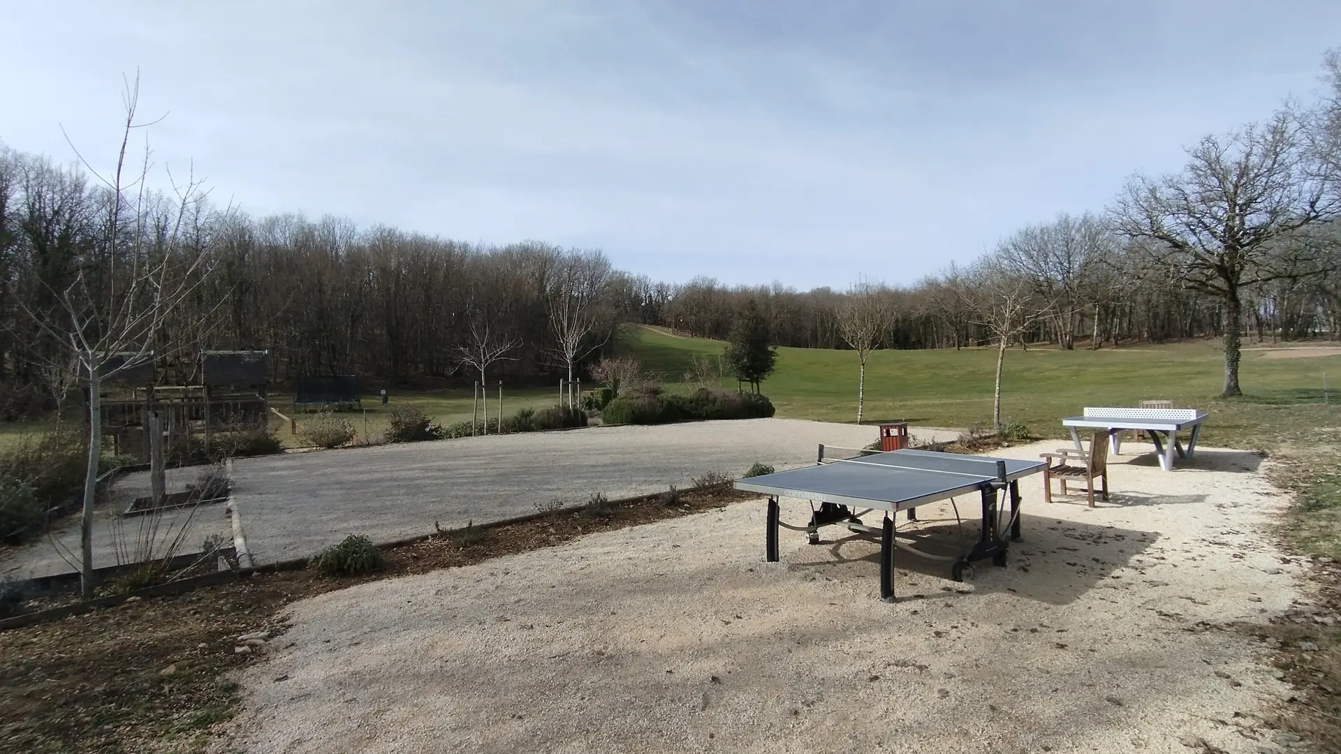 Tables de ping pong, boulodrome