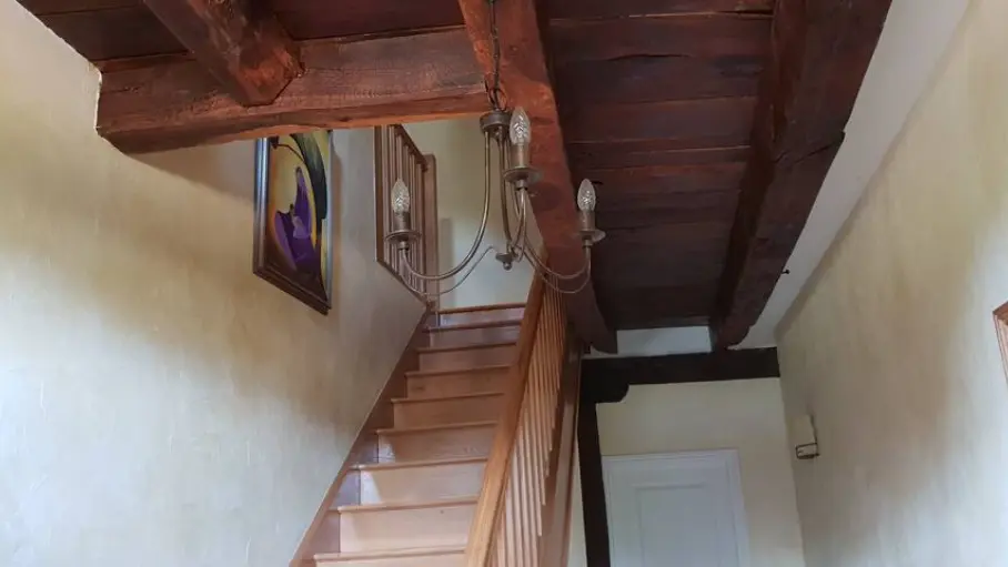 Escalier d'accès aux chambres à l'étage