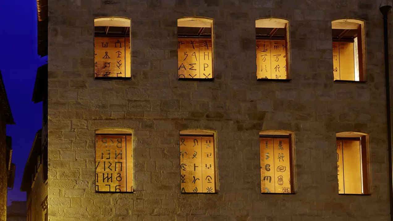 Façade de nuit Musée Champollion- Les Écritures du Monde