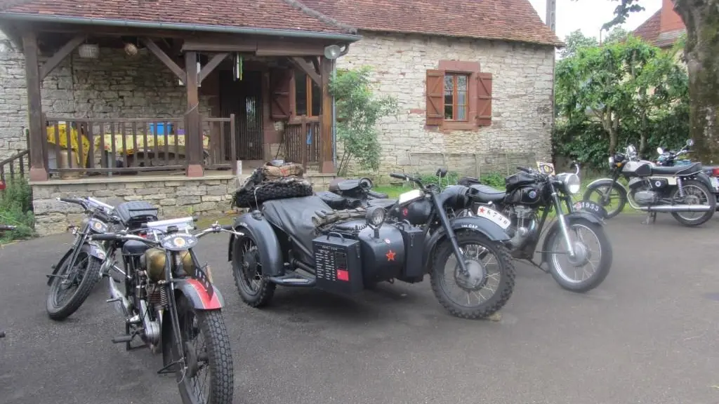 Ferme de Berle-Collonges-motos anciennes