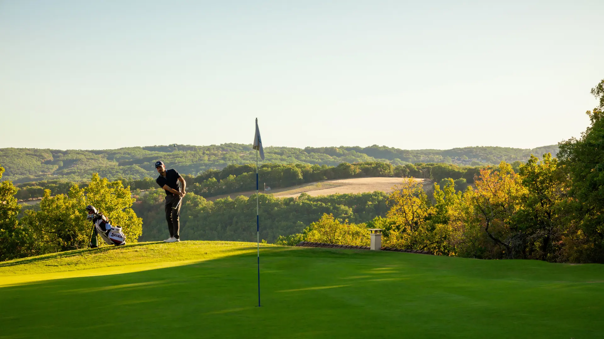 Green du trou 17, vue sur la vallée - crédit Hervé Leclair