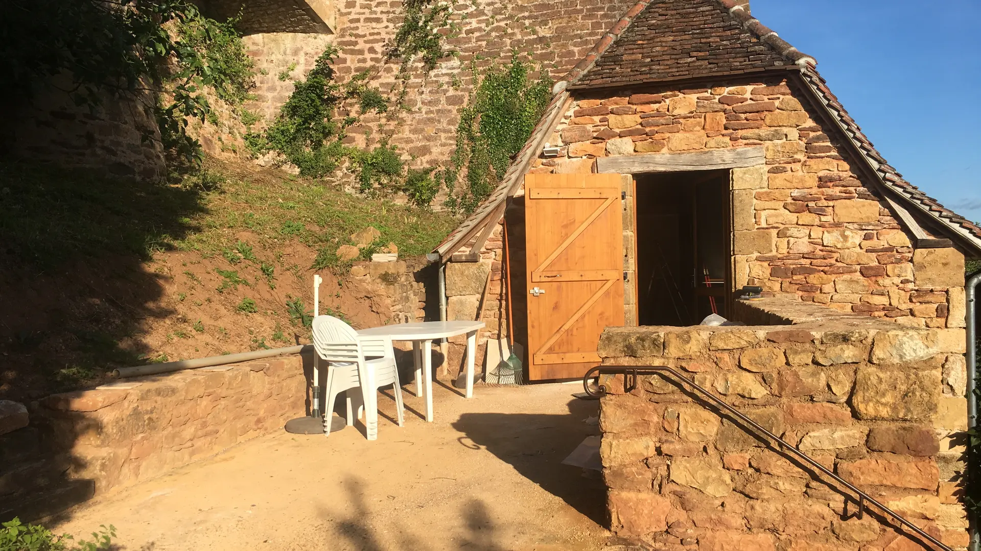 terrasse  sous les remparts du chateau -