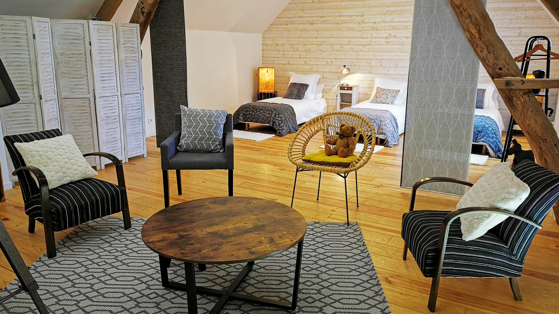 Grand espace chambre dortoir avec WC + vasque dans la chambre