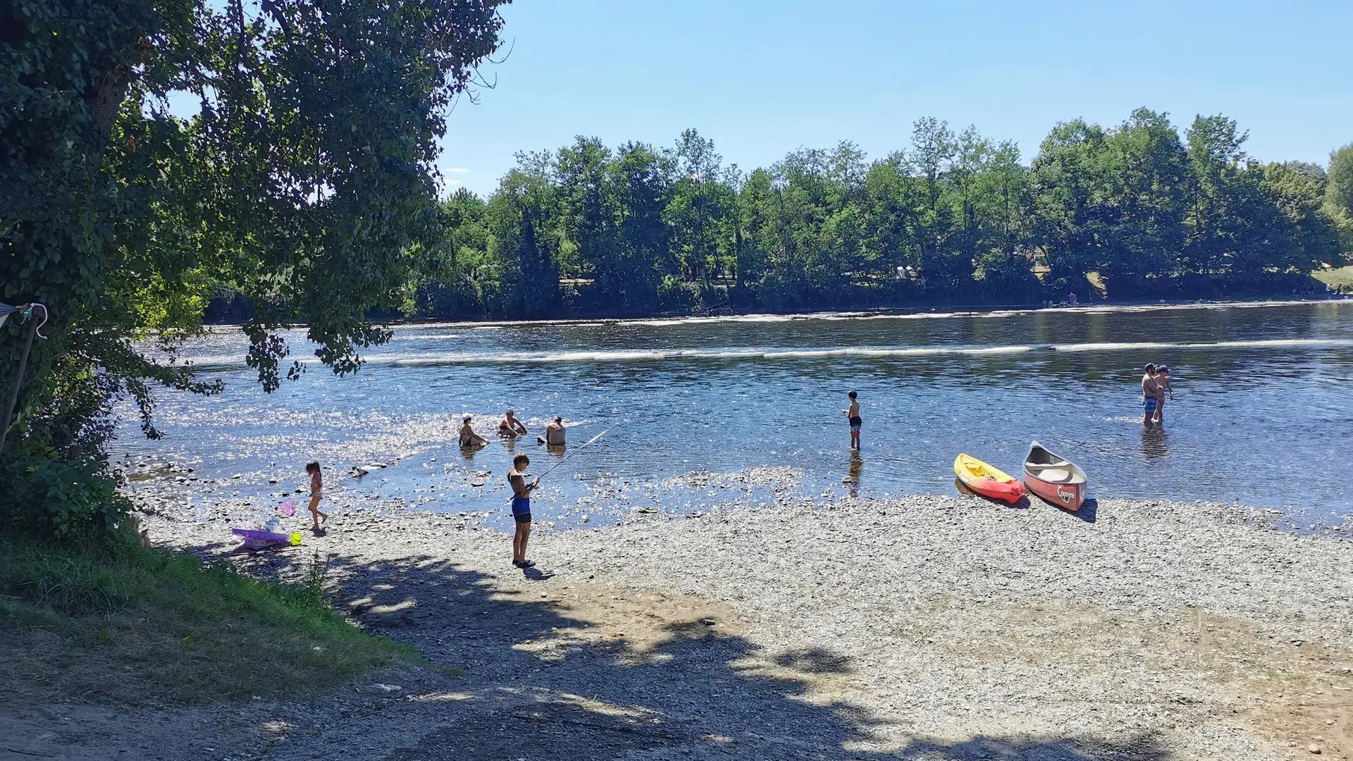 Accès direct à la rivière et base de canoé