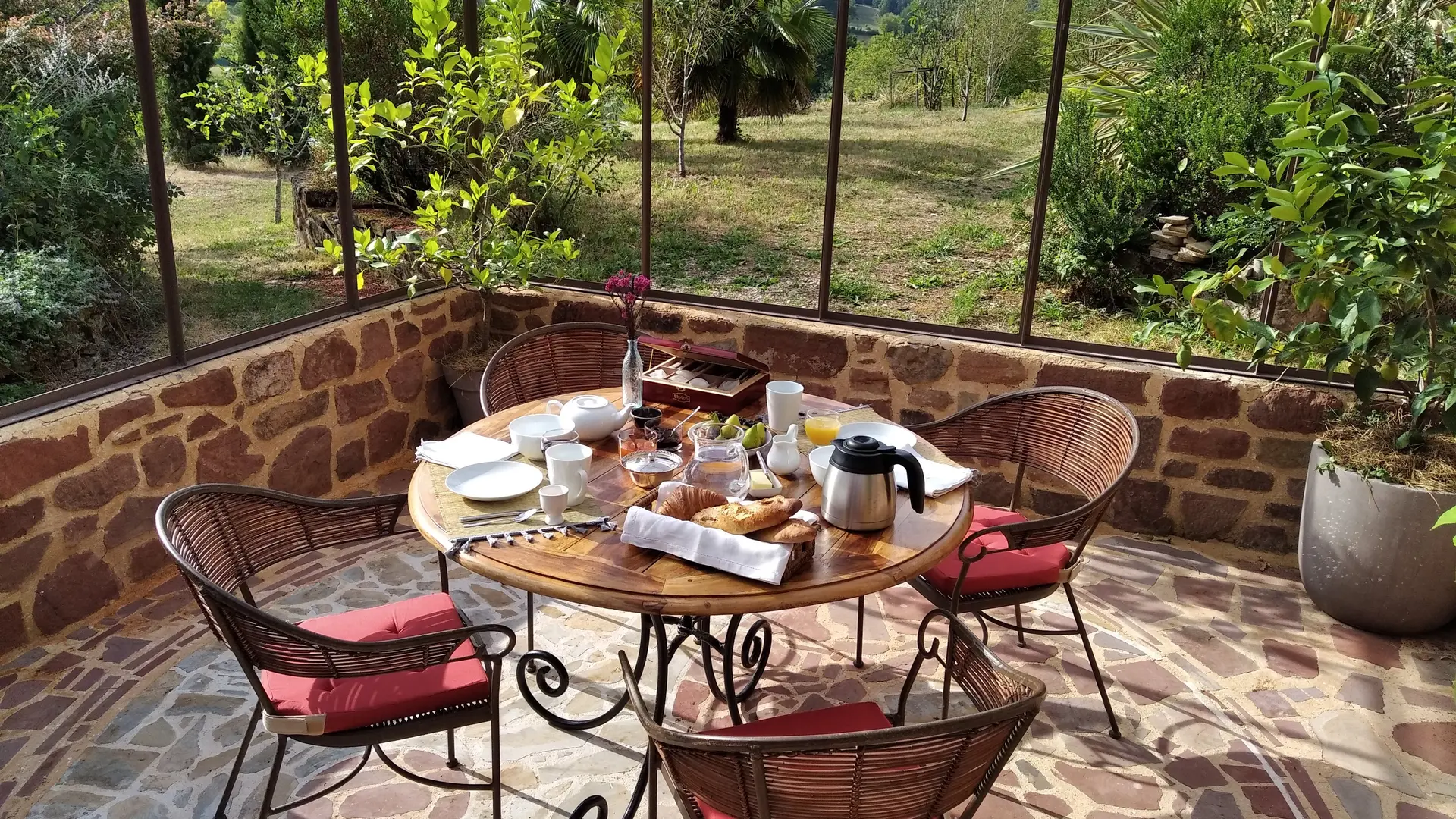 Petit-déjeuner sous verrière à la belle saison