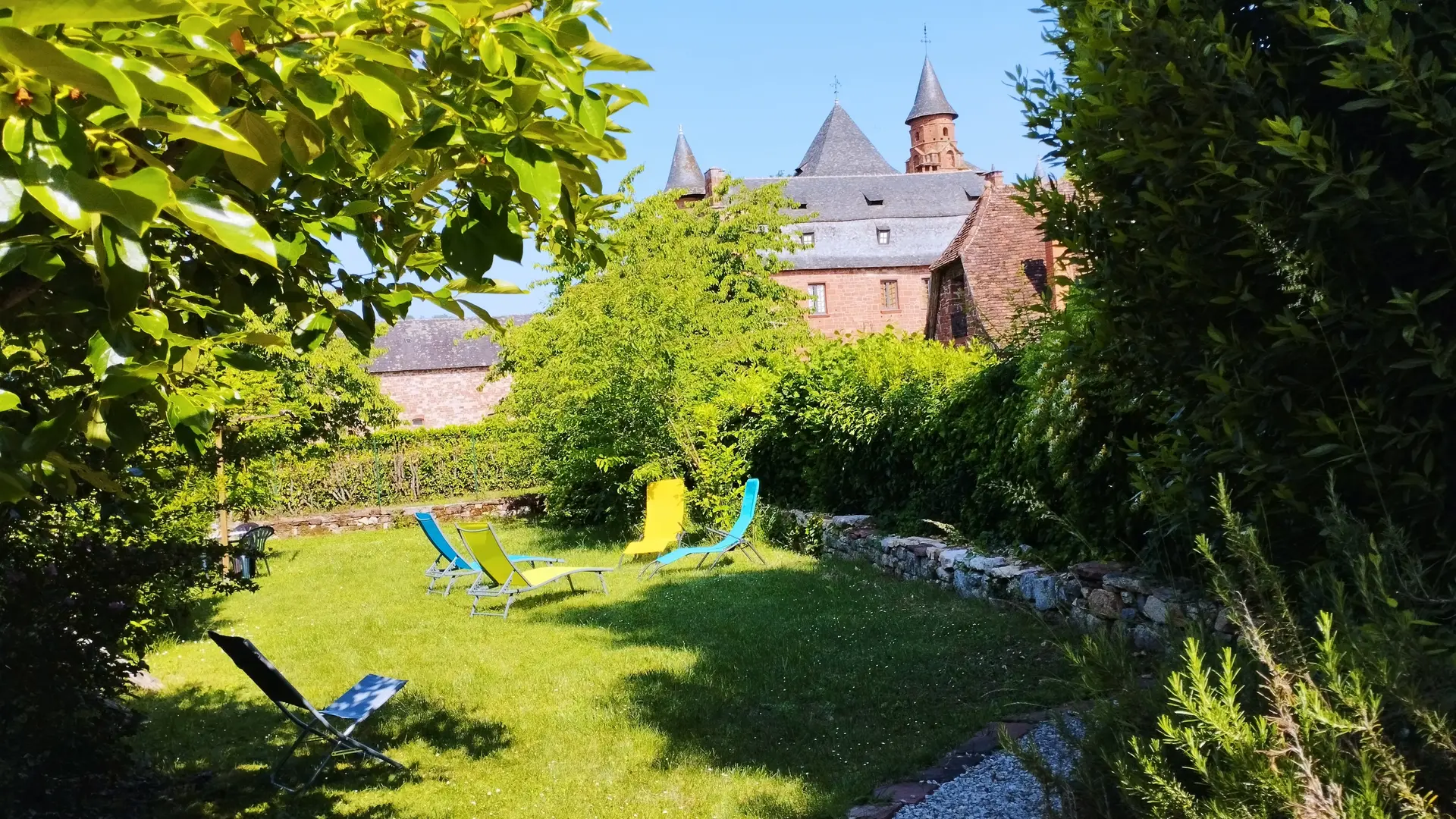 le jardin clos avec vue sur le village