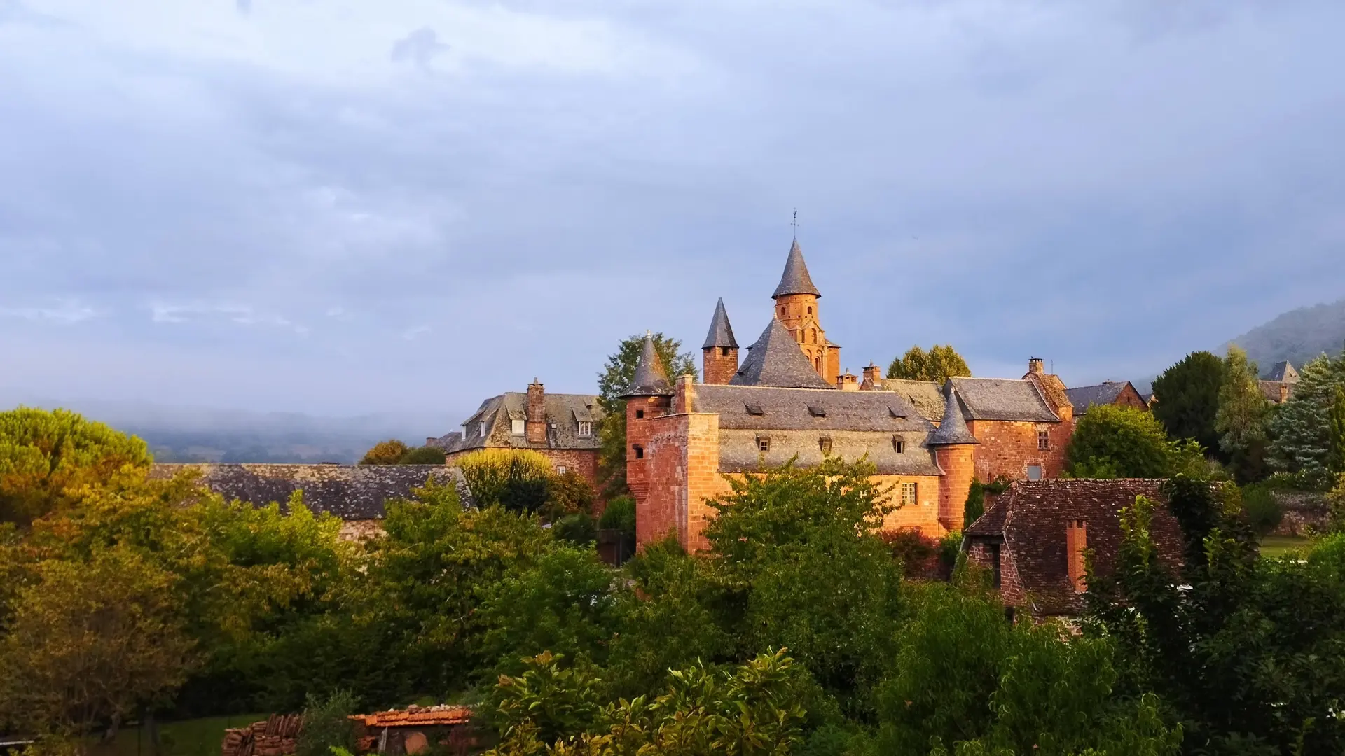 lever de soleil sur Collonges-la-Rouge