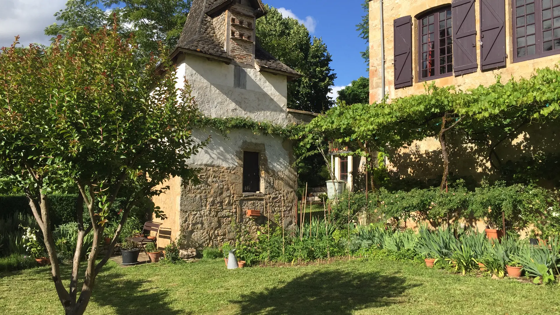 Jardin vue sur le pigeonnier