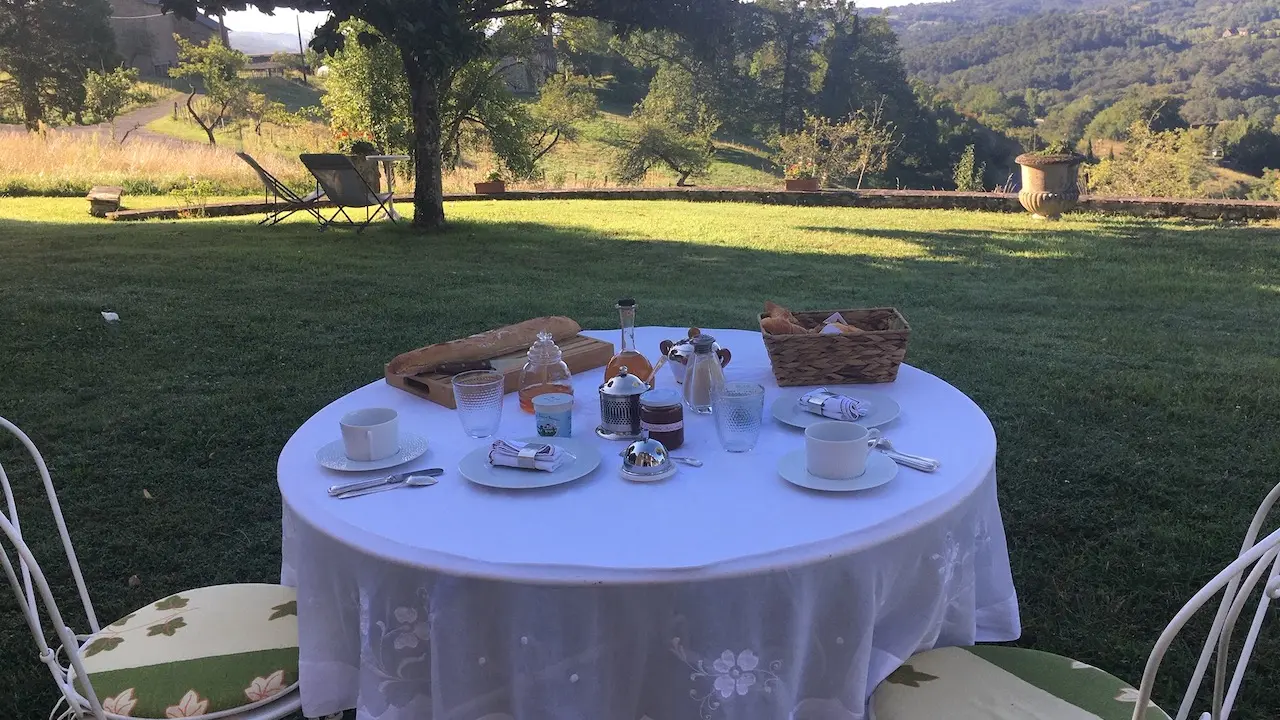 Petit déjeuner sur la terrasse