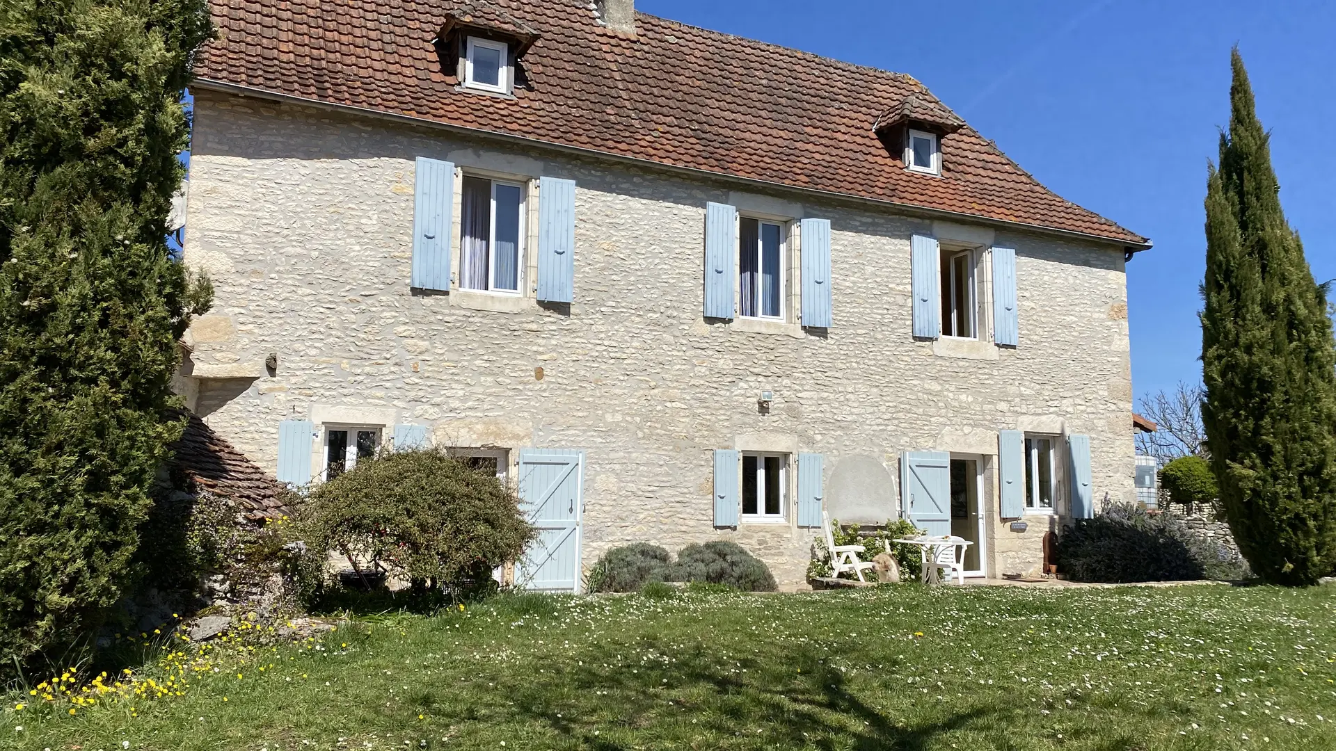 La belle façade du Gîte d'étape les 7 pèlerins