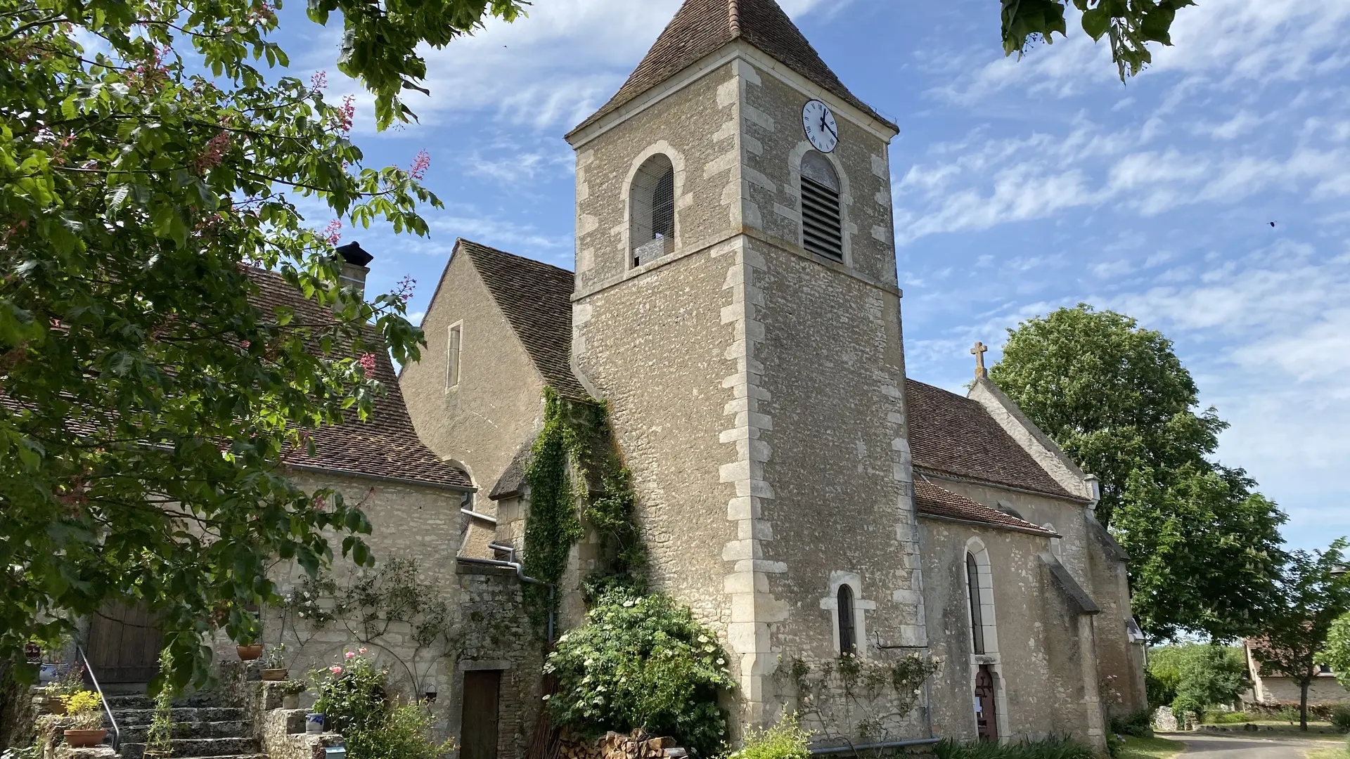 La place de l'eglise en face du Gîte d'étape les 7 pèlerins