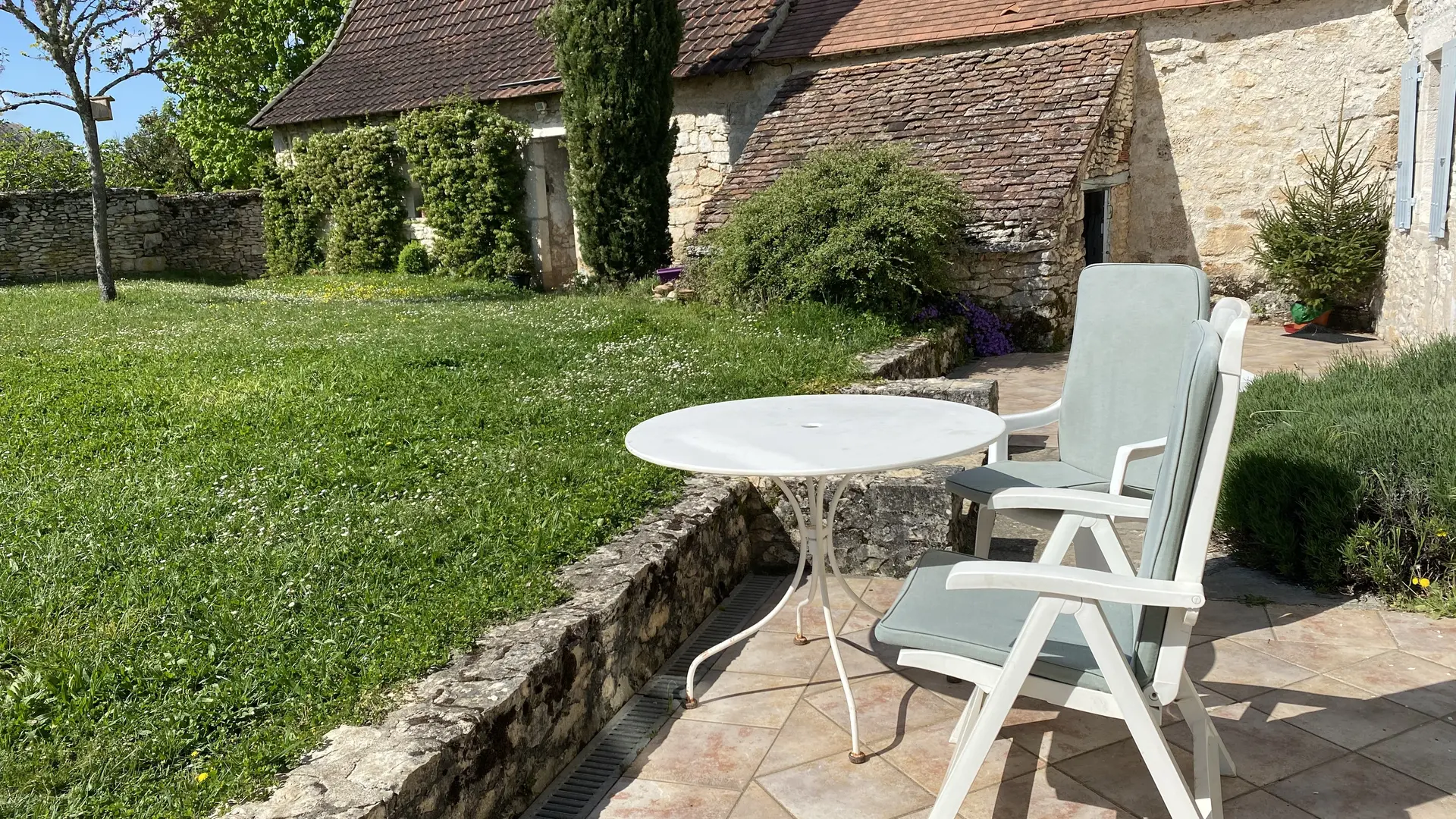 Relaxation sur la terrasse du Gîte d'étape les 7 pèlerins