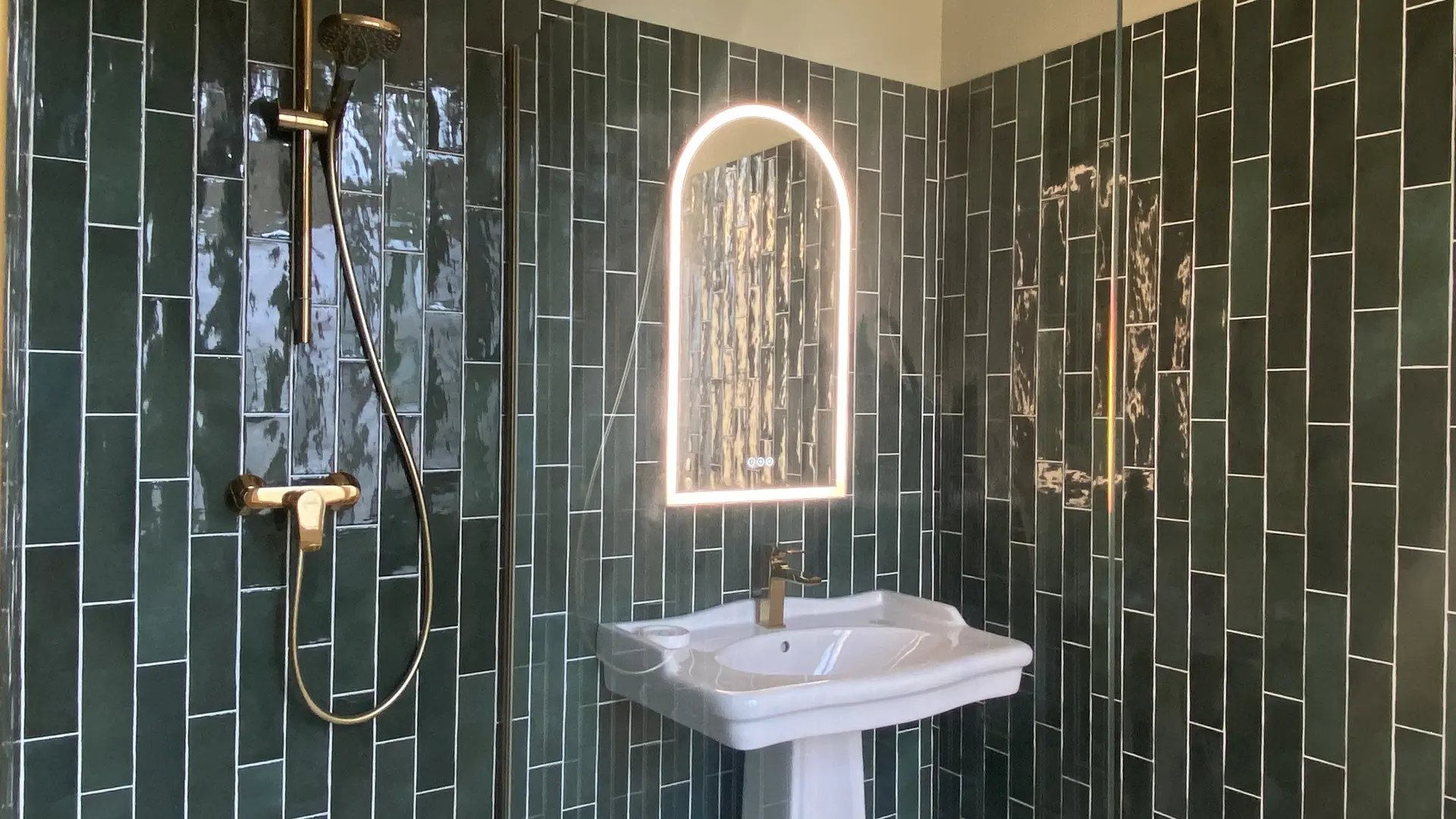 Salle d'eau en faience avec douche à l'italienne - Suite Aventurine