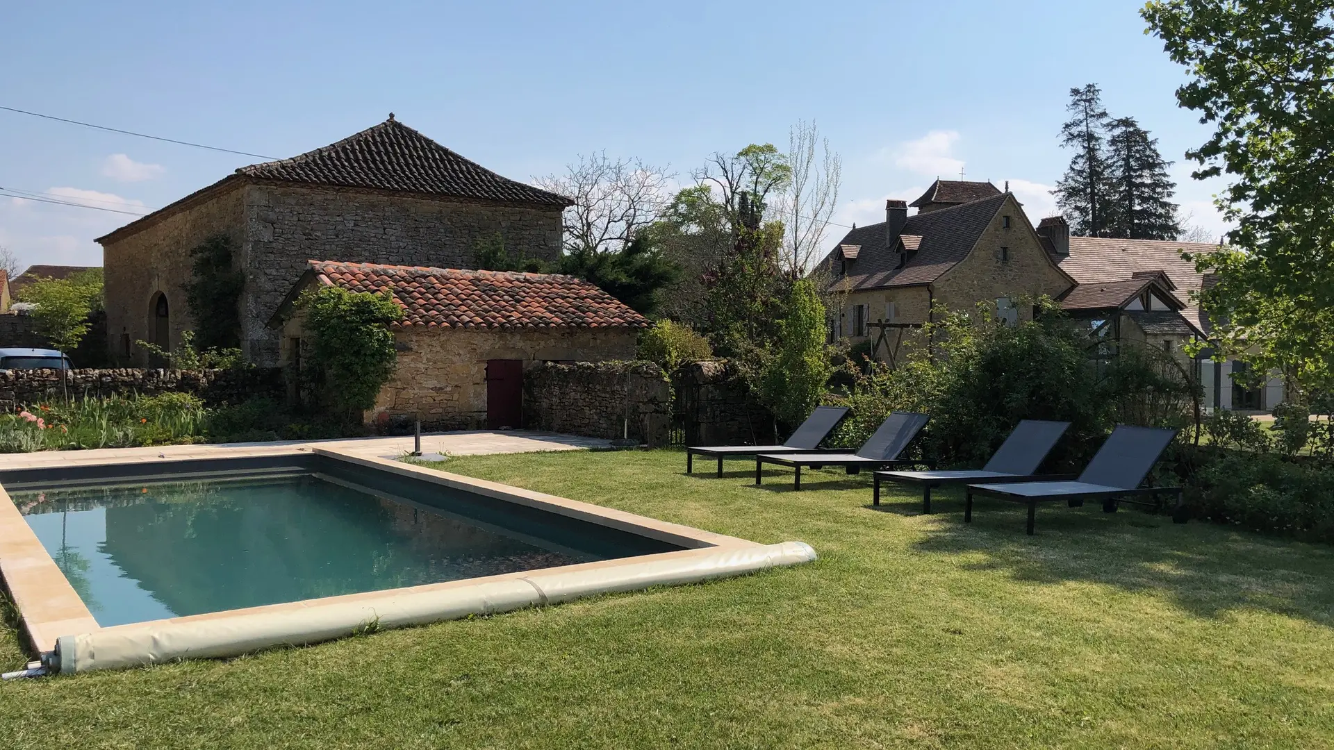 La piscine et l'ancienne écurie