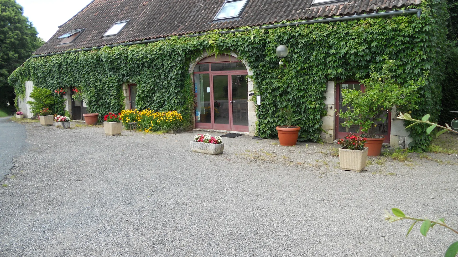 Ferme de Cabrejou-StDenisLesMartel-la bâtisse et sa cour