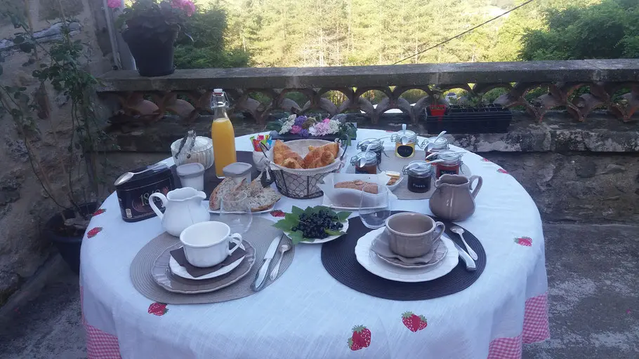 LaPebrunelle-PuyD'Arnac_petitDejeunerTerrasse